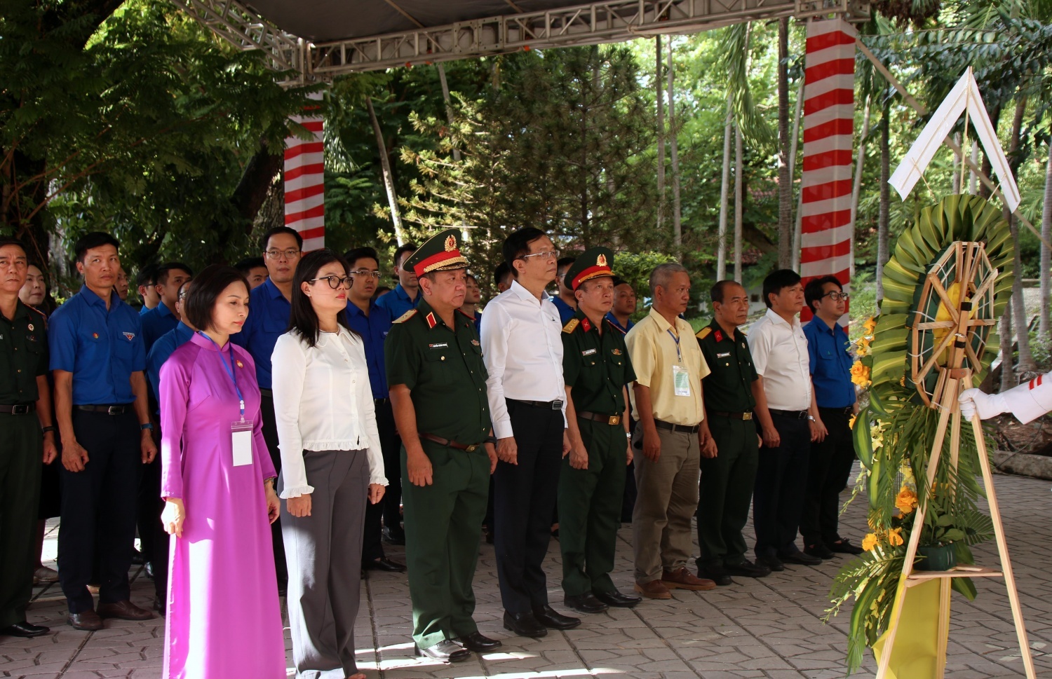 Đoàn công tác Petrovietnam do đồng chí Trần Quang Dũng - Phó Bí thư Thường trực Đảng ủy Petrovietnam dẫn đầu dâng hương, dâng hoa Tượng đài Cố Tổng Bí thư Trần Phú tại Công viên Lê Thị Riêng (TP Hồ Chí Minh)
