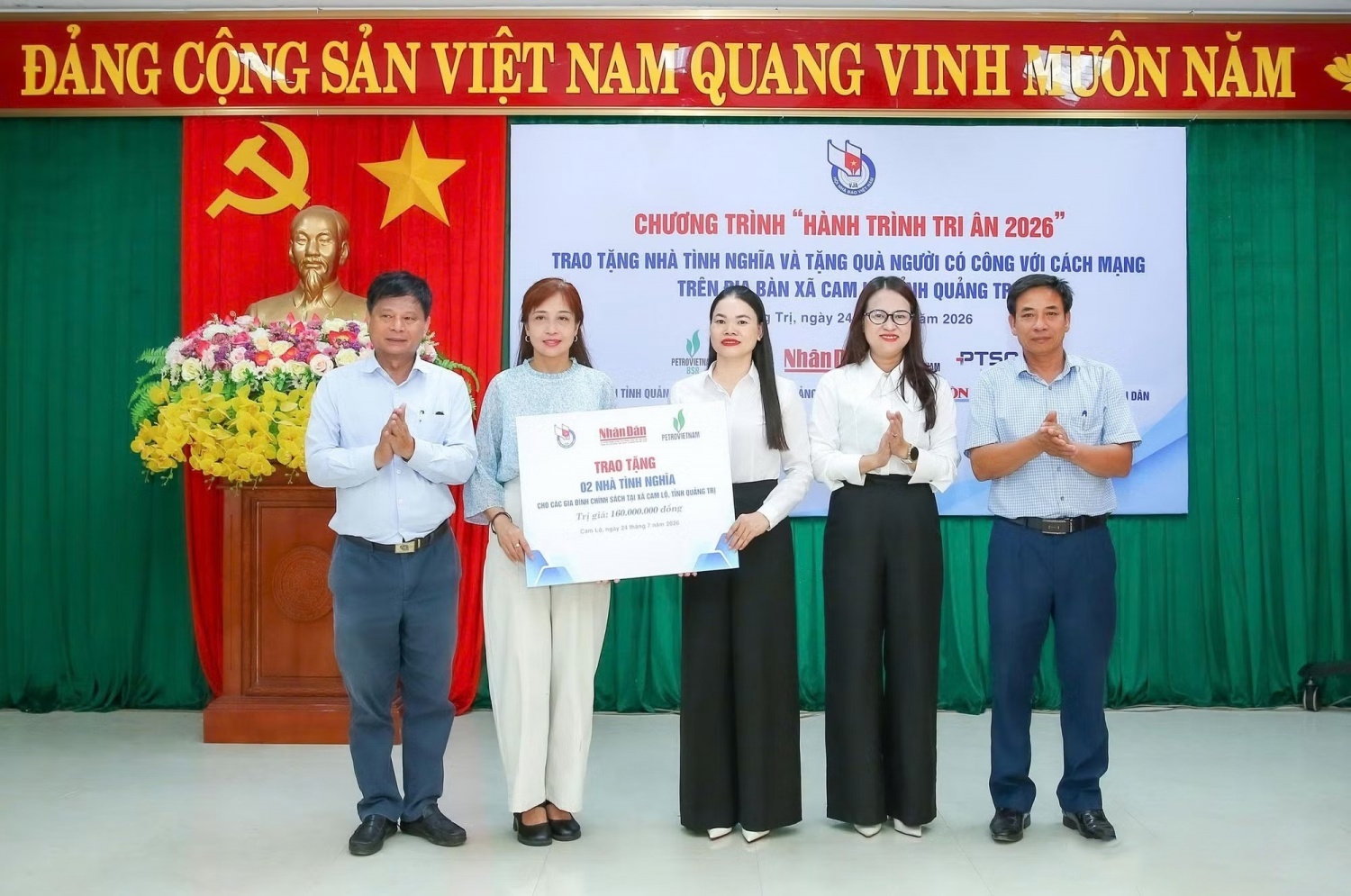 Đại diện Petrovietnam và Hội Nhà báo Việt Nam trao biển tượng trưng 2 căn nhà tình nghĩa cho người có công với cách mạng, thân nhân liệt sĩ tại xã Cam Lộ (Quảng Trị).