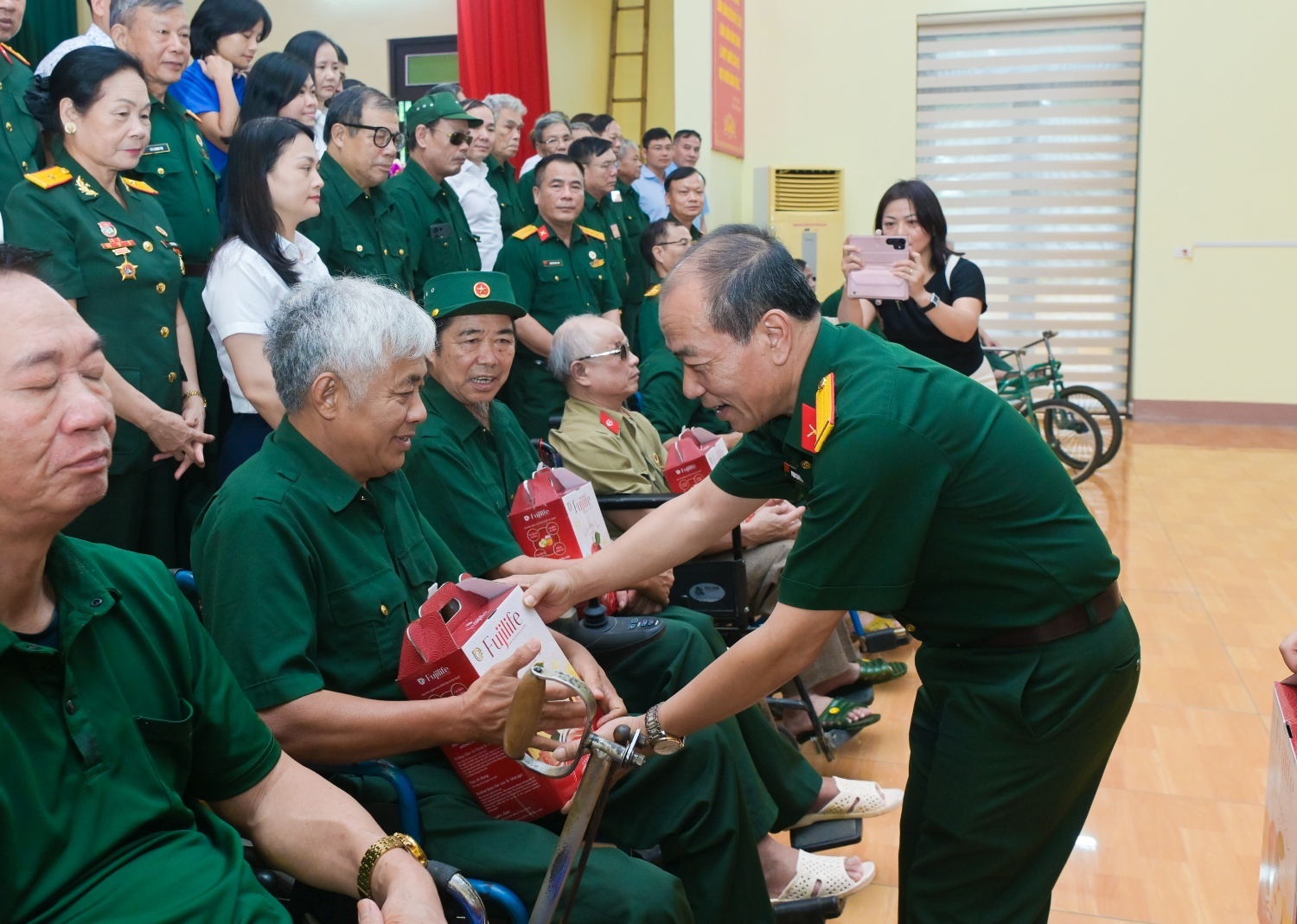 Đồng chí Phạm Quang Dũng tặng quà tri ân các thương, bệnh binh.