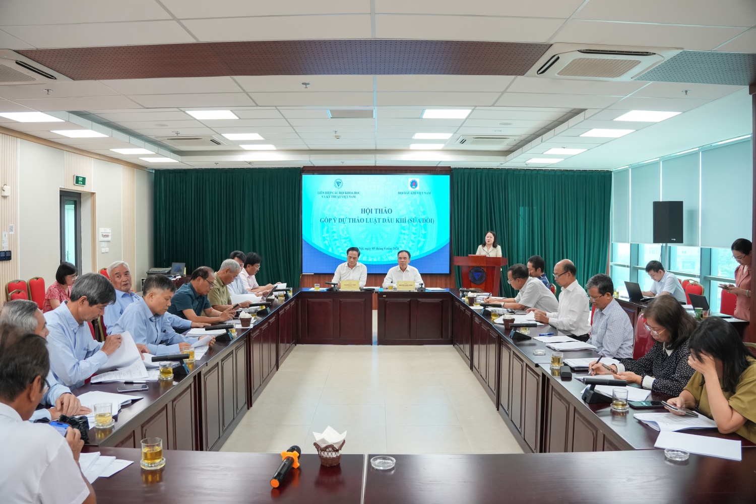 Liên hiệp các Hội Khoa học và Kỹ thuật Việt Nam phối hợp với Hội Dầu khí Việt Nam tổ chức hội thảo Góp ý dự thảo Luật Dầu khí (sửa đổi). (Ảnh: Trần Trung).
