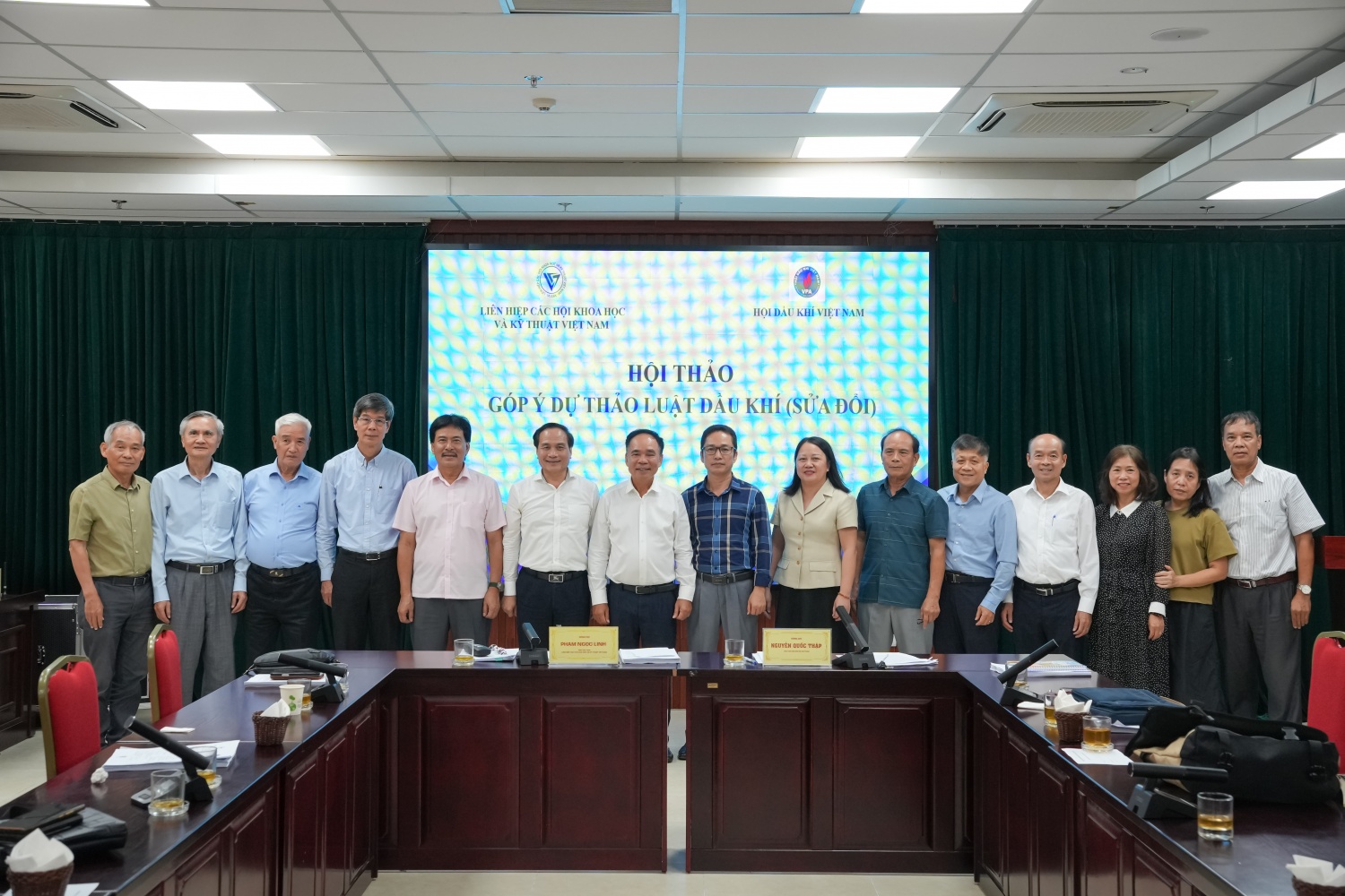 Hội thảo thu hút sự tham gia của lãnh đạo các cơ quan quản lý, các nhà khoa học và chuyên gia đầu ngành nhằm thảo luận, phản biện, góp ý về dự thảo Luật Dầu khí (sửa đổi). (Ảnh: Trần Trung).