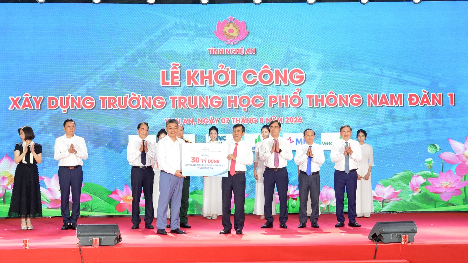 Tổng Giám đốc Petrovietnam Lê Mạnh Cường trao biển hỗ trợ 30 tỷ đồng xây dựng Trường Trung học Phổ thông Nam Đàn 1.