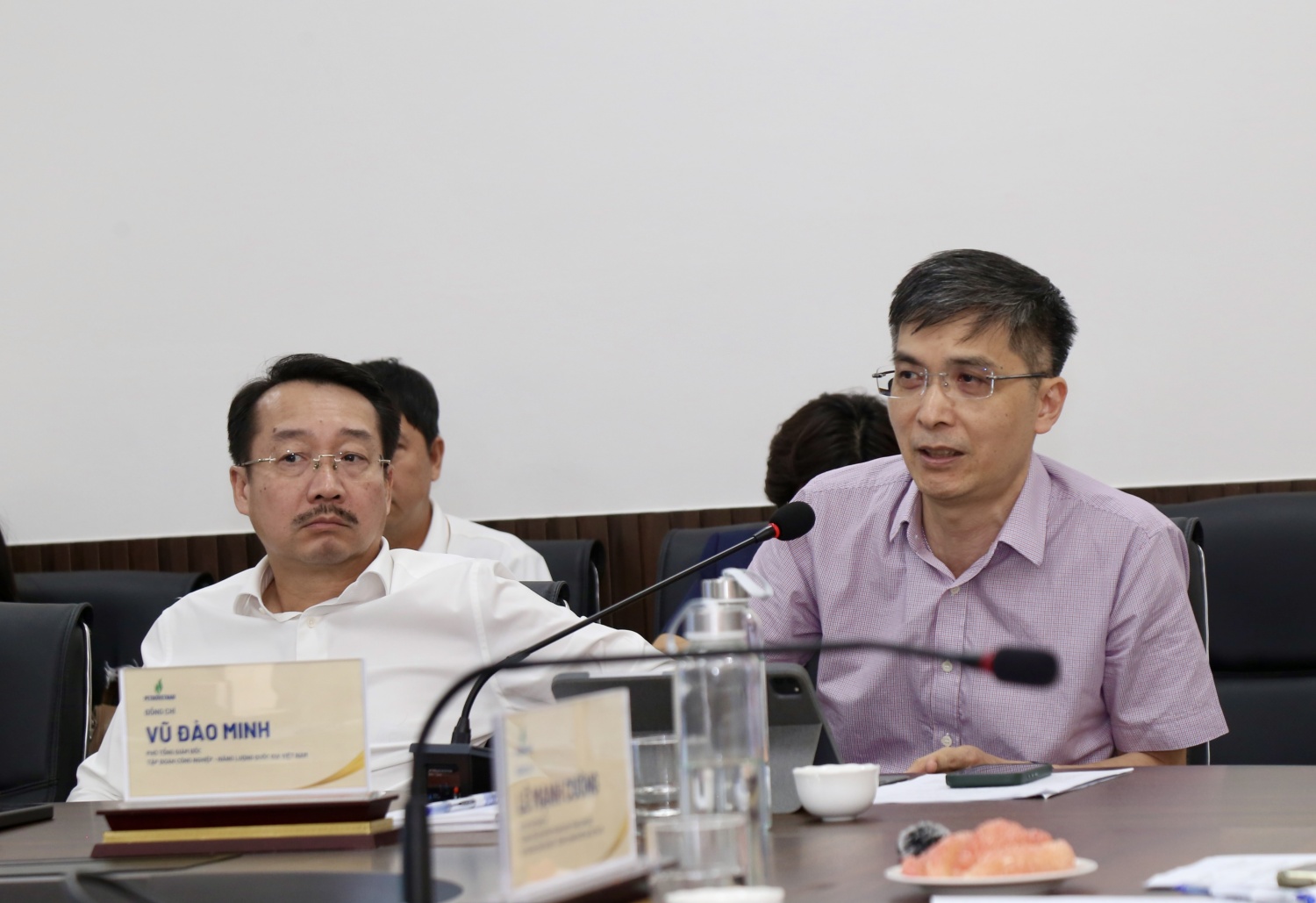 Phó Tổng Giám đốc Petrovietnam Vũ Đào Minh cùng đại diện các ban chuyên môn đã trao đổi, làm rõ làm rõ khó khăn, vướng mắc và kiến nghị của đơn vị.