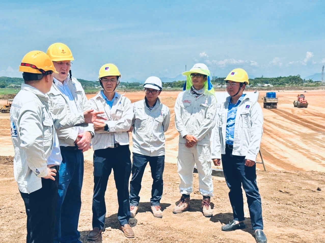Đoàn công tác của MIGA kiểm tra thực địa khu vực triển khai Dự án NCMR NMLD Dung Quất vào tháng 6/2026.