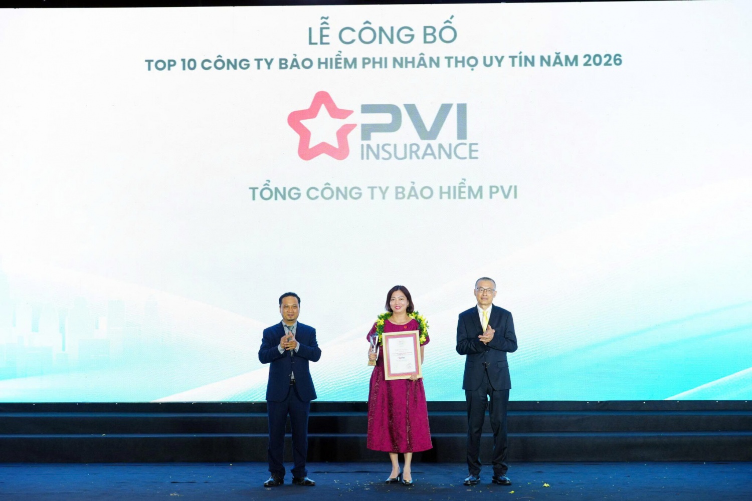 Bà Nguyễn Vũ Tâm, Phó Tổng Giám đốc Bảo hiểm PVI đại diện nhận giải thưởng