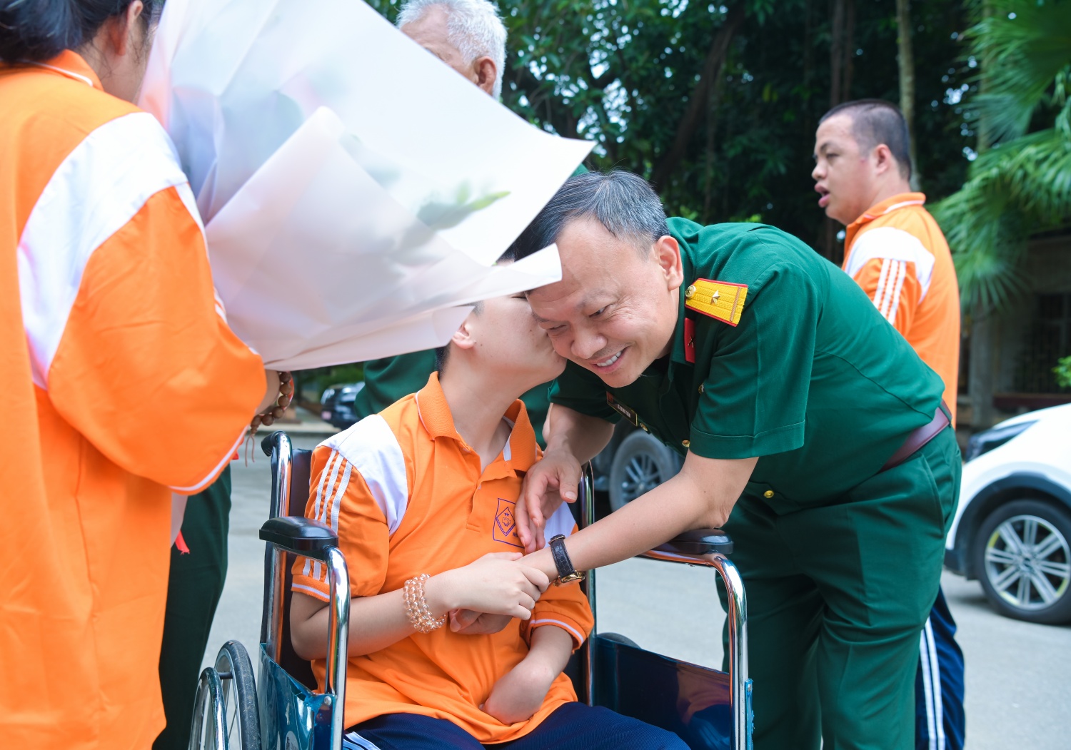 Các em nhỏ tại Làng Hữu nghị Việt Nam bày tỏ tình cảm trước sự quan tâm, sẻ chia của đoàn công tác Petrovietnam.