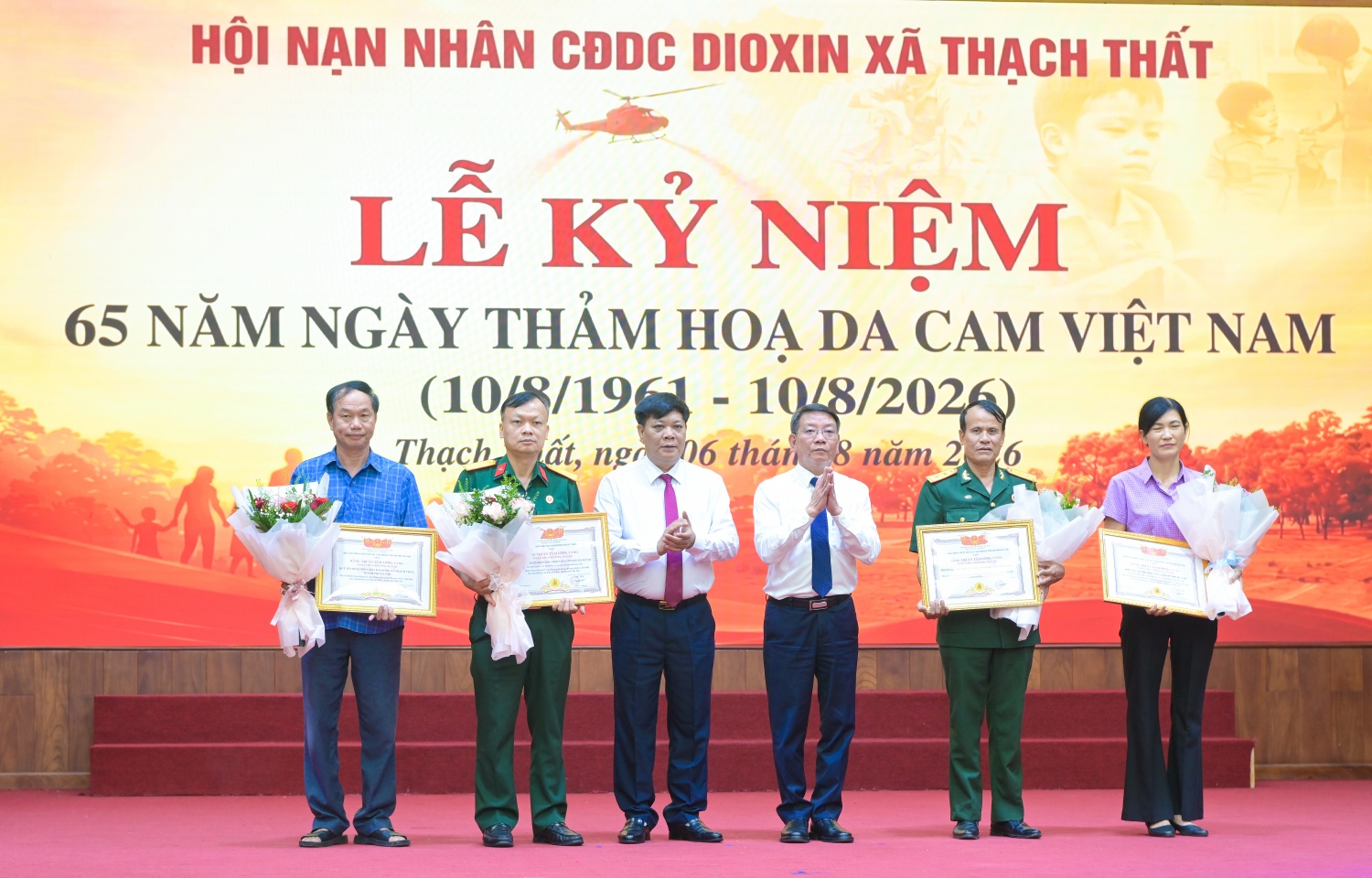 Trung ương Hội Nạn nhân chất độc da cam/dioxin Việt Nam trao bằng khen cho Petrovietnam vì đã có nhiều đóng góp giúp đỡ các nạn nhân chất độc da cam/dioxin xã Thạch Thất