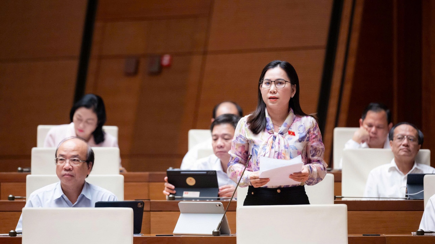 Đại biểu Lê Thị Ngọc Linh (Đoàn ĐBQH tỉnh Cà Mau) đồng tình với chủ trương tận dụng các công trình dầu khí hiện hữu và những cấu tạo địa chất phù hợp để lưu trữ carbon.