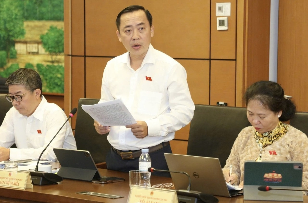 Đại biểu Đào Chí Nghĩa (Đoàn ĐBQH Cần Thơ) đánh giá cao Điều 62 dự thảo Luật Dầu khí (sửa đổi) khi được thiết kế theo nguyên tắc bảo đảm tính liên tục của dự án và sự ổn định của môi trường đầu tư.