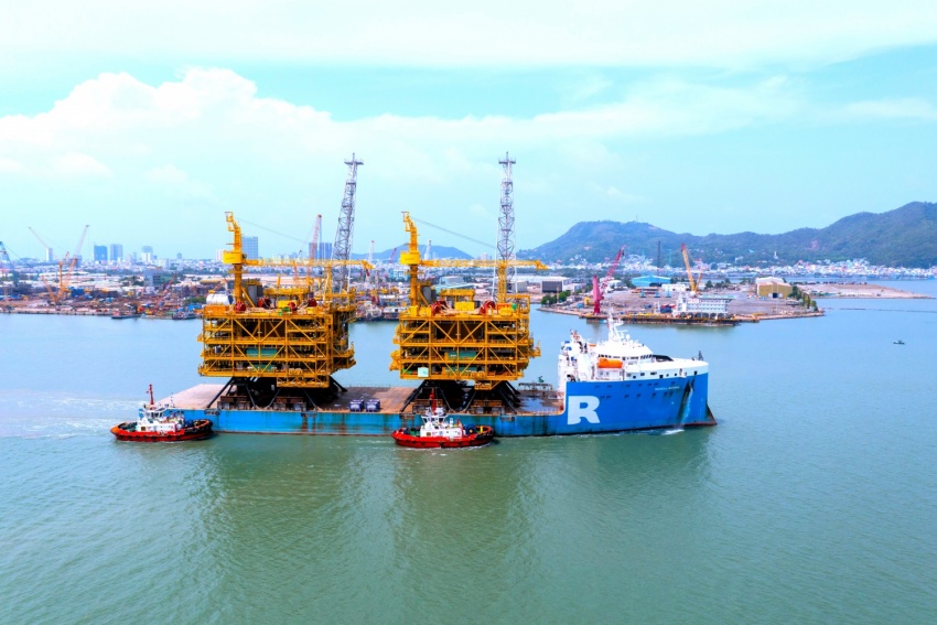 Hai khối thượng tầng giàn đầu giếng (Gallaf Batch 3) rời bãi chế tạo của tổng thầu PTSC M&C hướng về vùng biển Qatar.