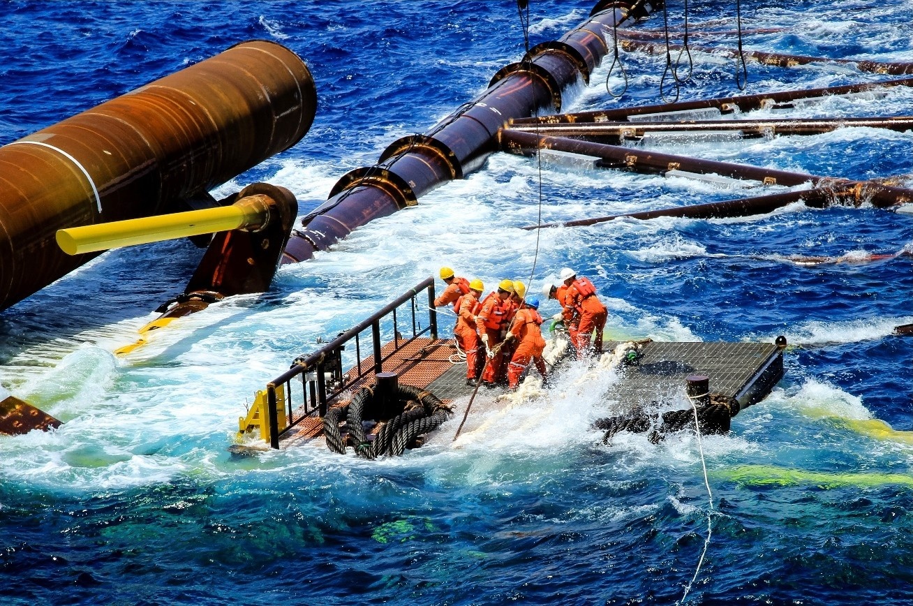 Người lao động Vietsovpetro trong một chiến dịch lắp đặt ngoài khơi.