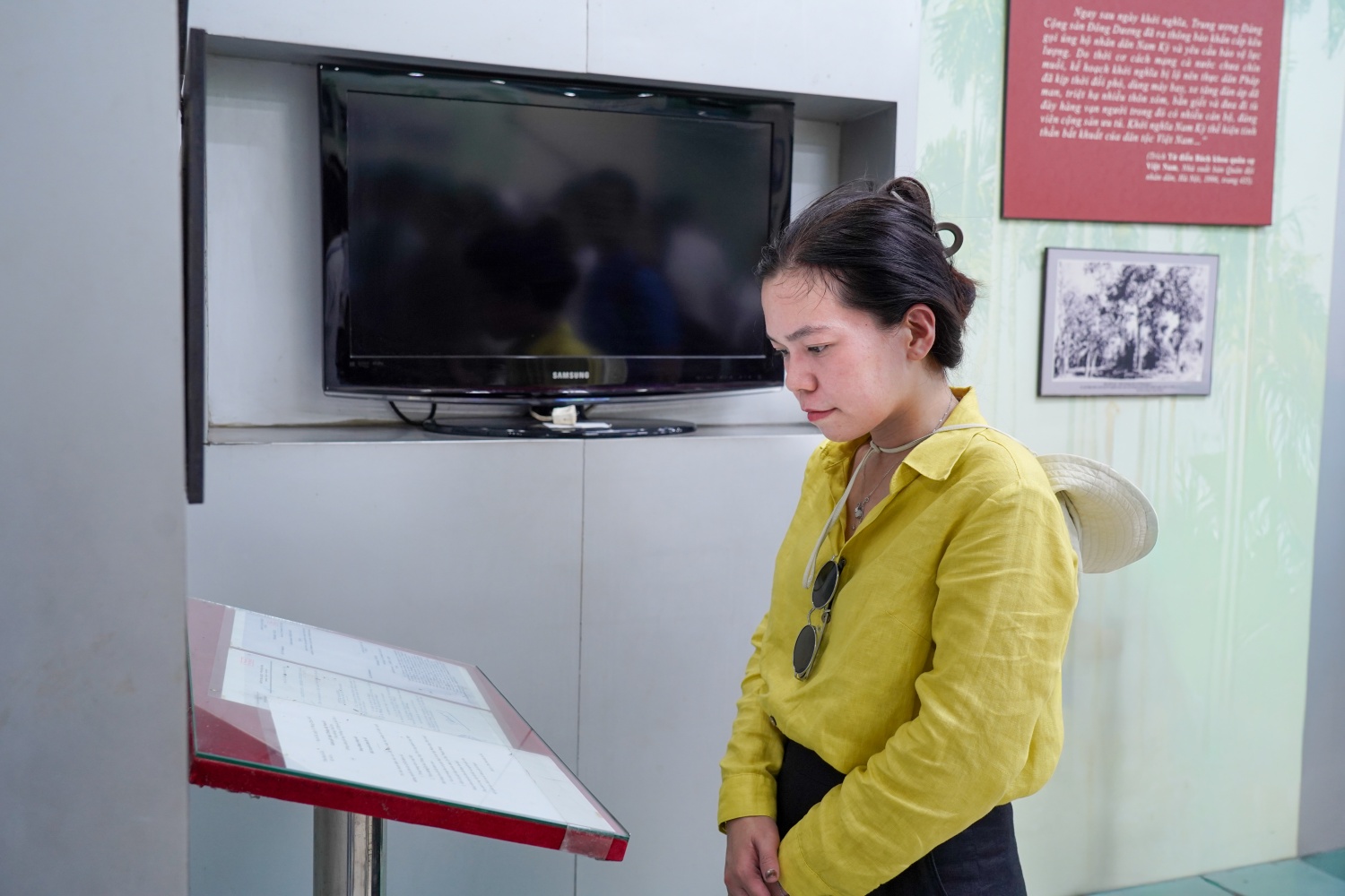 Các học viên chủ động tìm hiểu, nghiên cứu các hiện vật trưng bày tại Khu tưởng niệm.