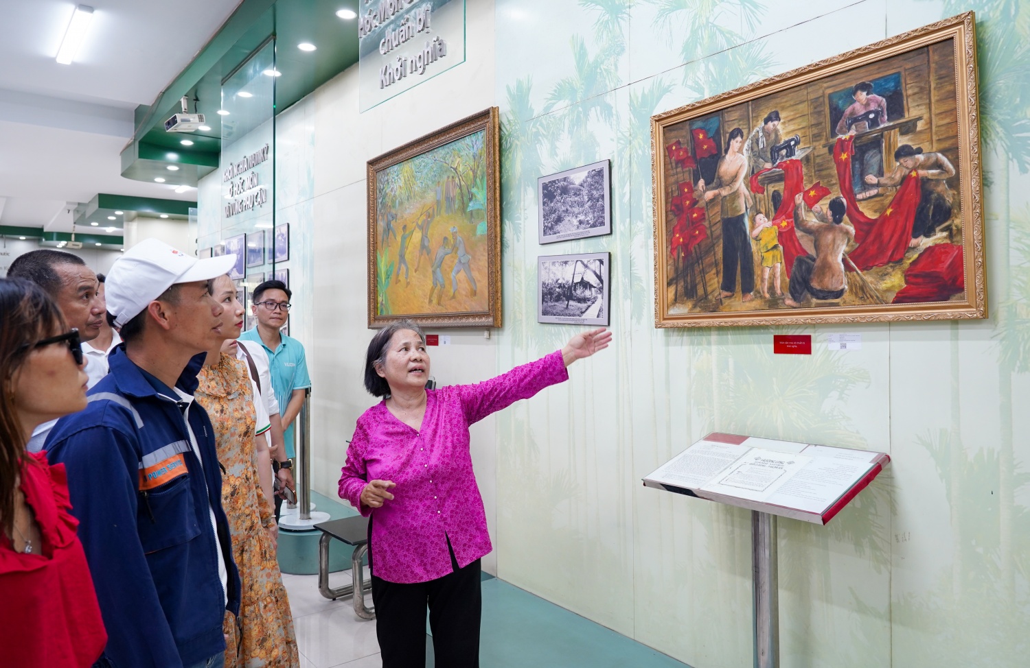 Các học viên được nghe giới thiệu về sự kiện lịch sử gắn với Ngã Ba Giồng.