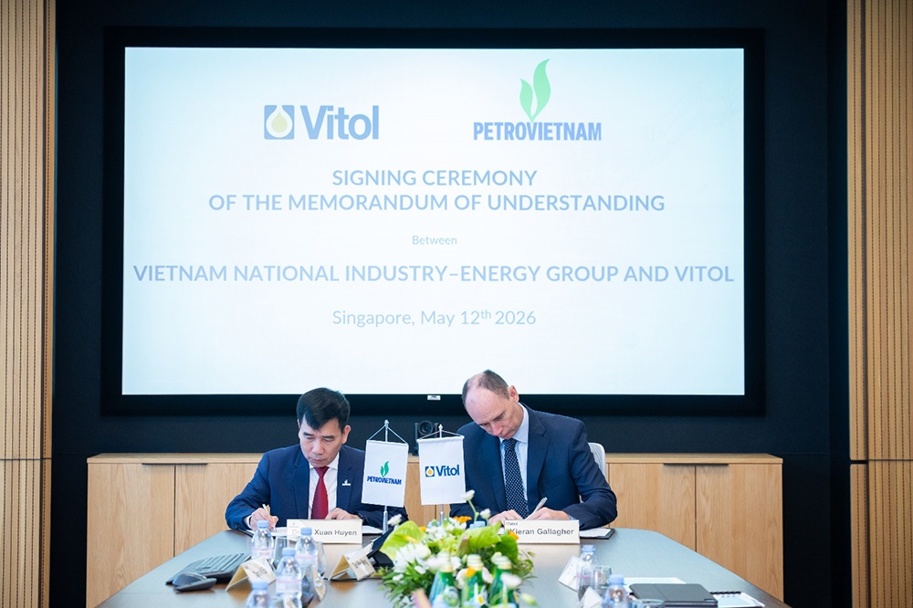 Phó Tổng Giám đốc PETROVIETNAM Lê Xuân Huyên ký kết biên bản ghi nhớ hợp tác với đại diện Vitol
