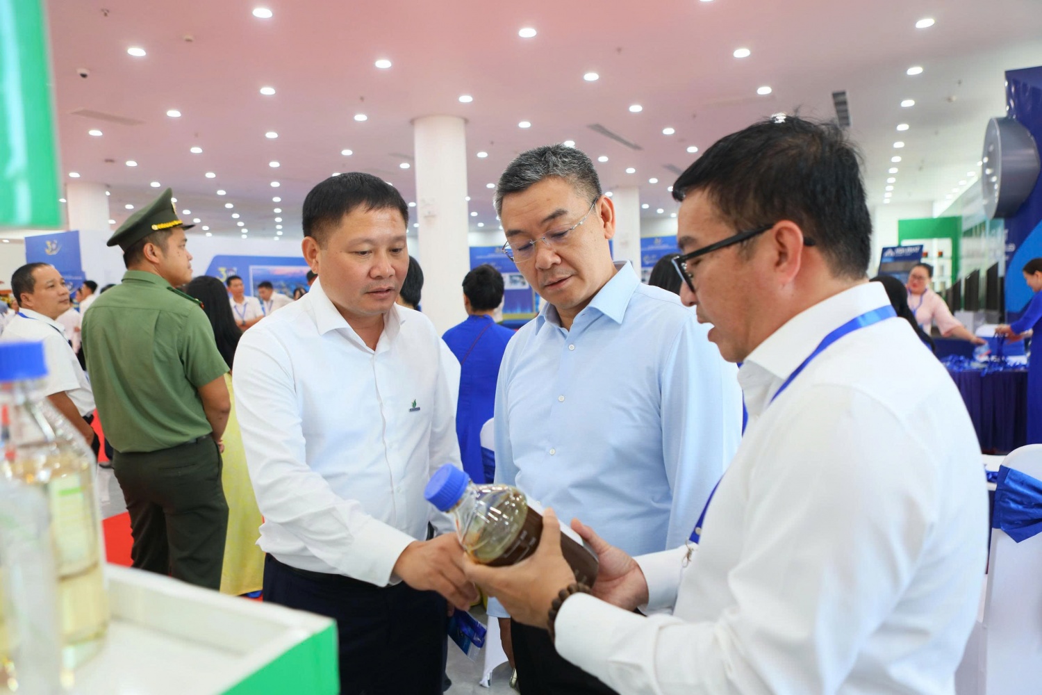 Chủ tịch HĐQT BSR Bùi Ngọc Dương và Tổng Giám đốc BSR Nguyễn Việt Thắng thông tin về các sản phẩm mới tới Tổng Giám đốc PETROVIETNAM Lê Mạnh Cường tại gian hàng triển lãm.