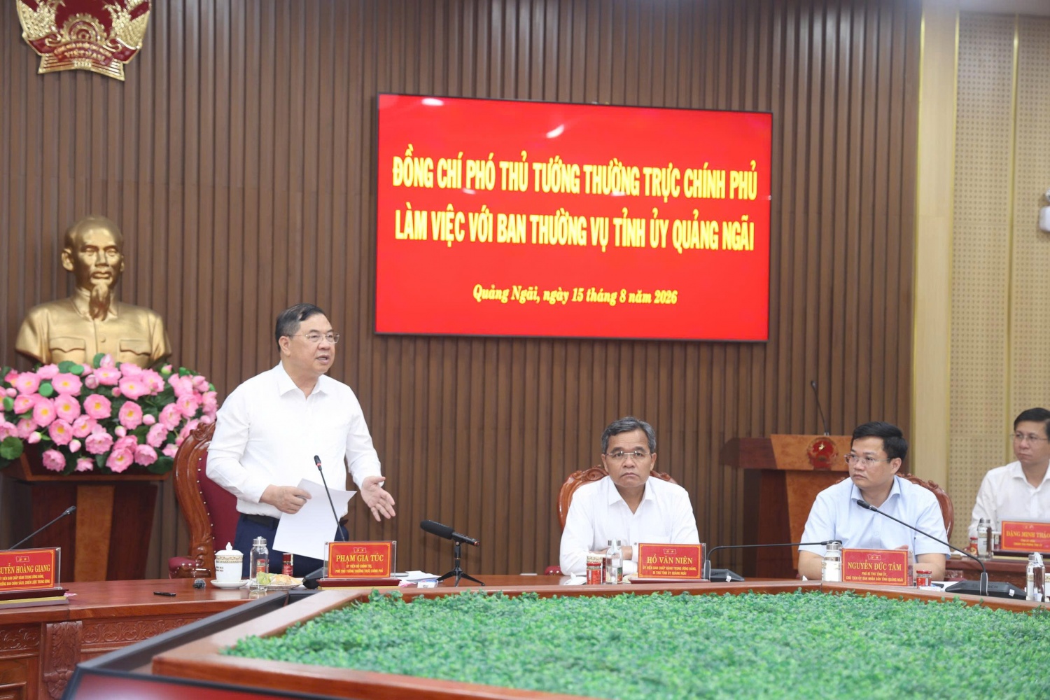 Phó Thủ tướng Thường trực Phạm Gia Túc phát biểu kết luận nhấn mạnh việc Quảng Ngãi cần quan tâm, phát triển công nghiệp lọc hóa dầu, hóa chất, cơ khí chế tạo, công nghiệp hỗ trợ và năng lượng. Phó Thủ tướng Thường trực Phạm Gia Túc phát biểu kết luận nhấn mạnh việc Quảng Ngãi cần quan tâm, phát triển công nghiệp lọc hóa dầu, hóa chất, cơ khí chế tạo, công nghiệp hỗ trợ và năng lượng.
