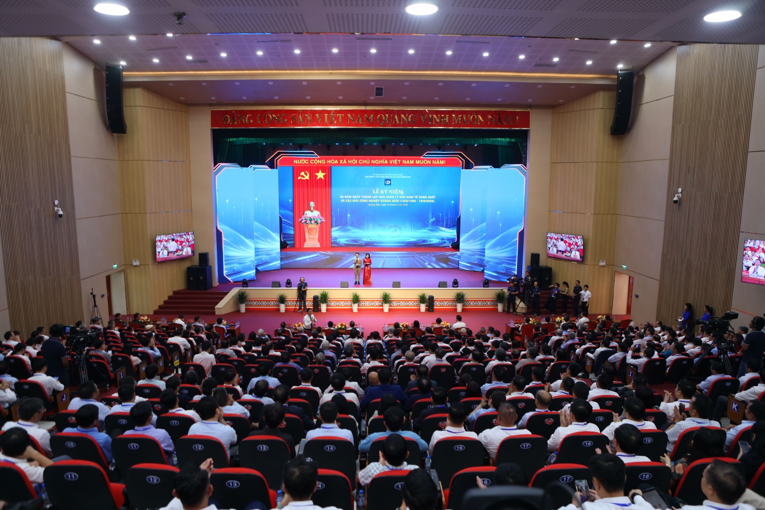 Toàn cảnh Lễ kỷ niệm 30 năm ngày thành lập Ban Quản lý Khu kinh tế Dung Quất và các khu công nghiệp Quảng Ngãi.
