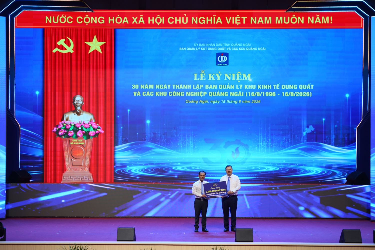 Phó Thủ tướng Thường trực Chính phủ Phạm Gia Túc trao bảng tượng trưng hỗ trợ 2 tỷ đồng của Chính phủ cho Ủy ban Mặt trận Tổ quốc Việt Nam tỉnh Quảng Ngãi.