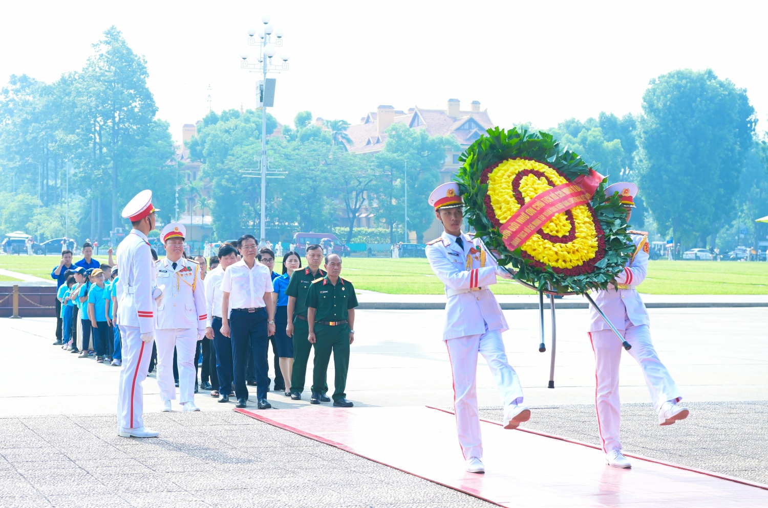 Đoàn PETROVIETNAM dâng hoa, thành kính tưởng niệm Chủ tịch Hồ Chí Minh vĩ đại.