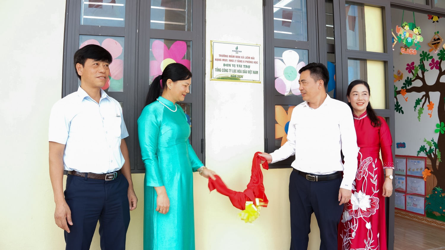 Các đại biểu thực hiện nghi thức khánh thành công trình.