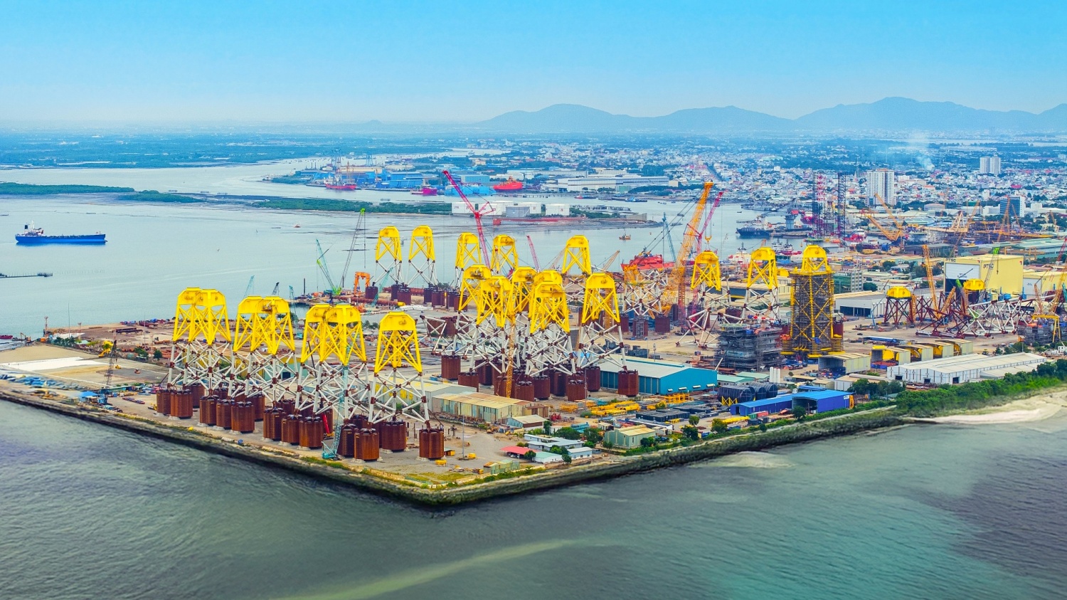 Một góc cảng dịch vụ dầu khí, nay là Trung tâm công nghiệp năng lượng và hậu cần kỹ thuật PTSC.