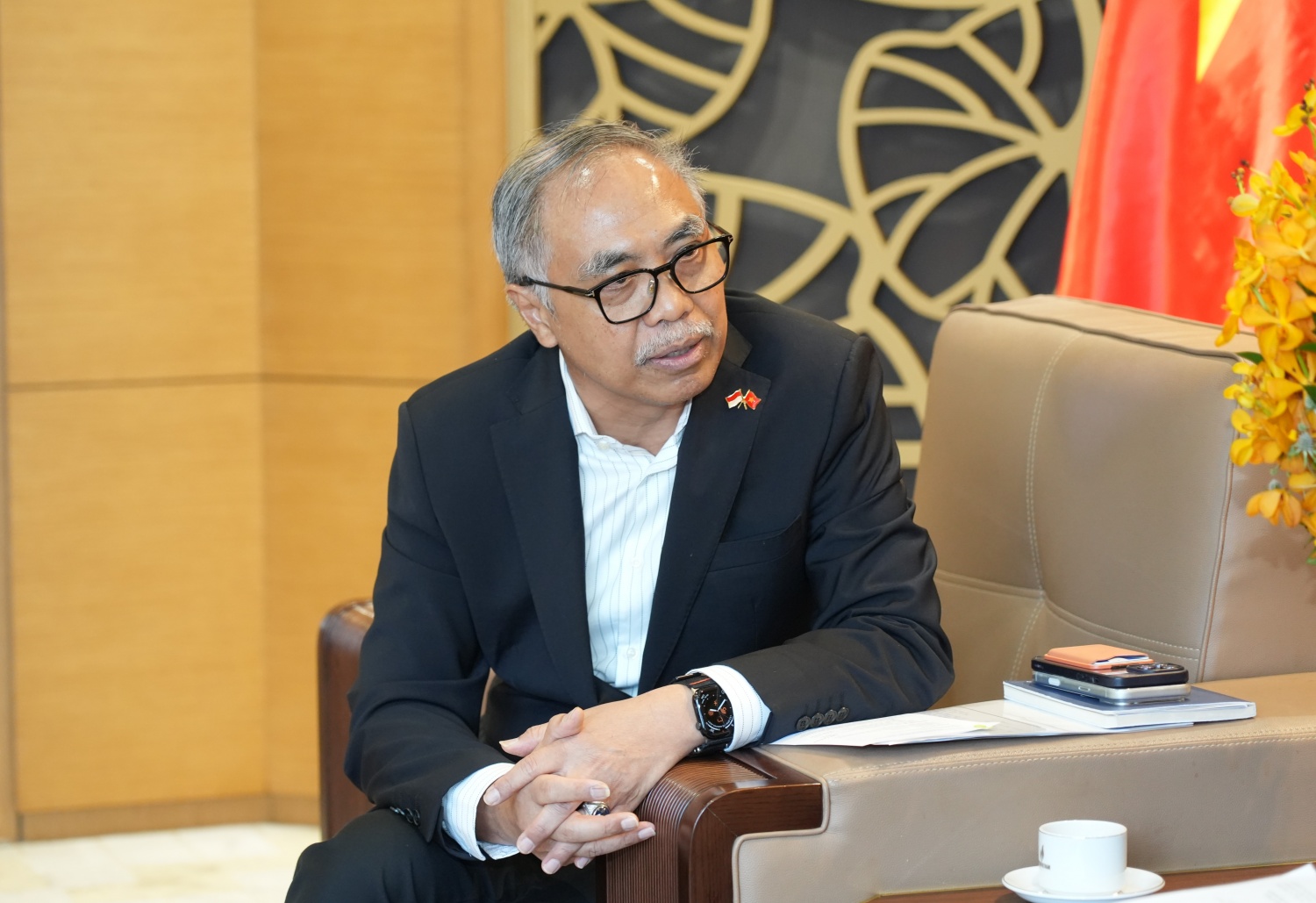 Ngài Adam M. Tugio, Đại sứ Indonesia tại Việt Nam trao đổi tại buổi làm việc.