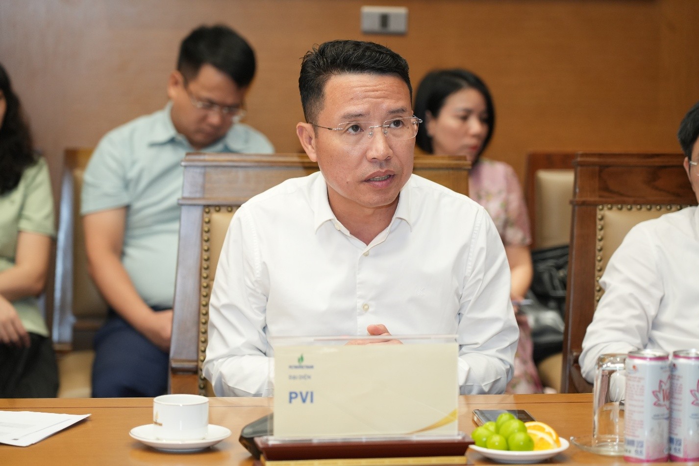 Phó Chủ tịch HĐQT kiêm Tổng Giám đốc PVI Nguyễn Tuấn Tú đóng góp ý kiến tại cuộc họp