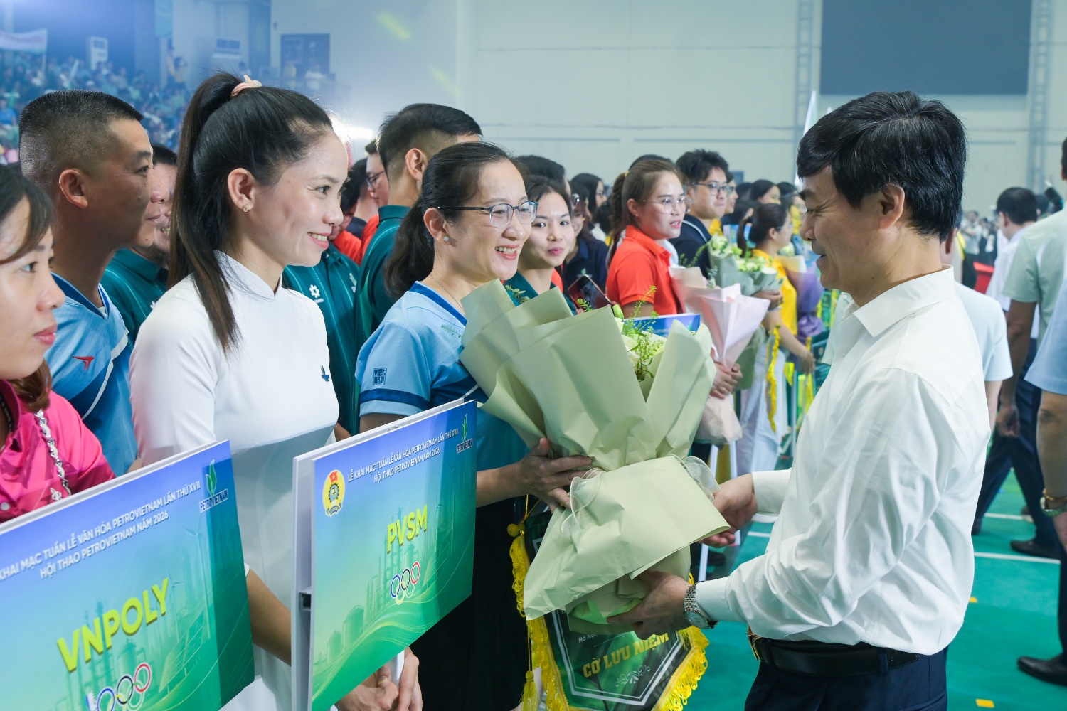 Phó Chủ tịch Tổng Liên đoàn Lao động Việt Nam Lê Văn Nghĩa trao cờ lưu niệm và tặng hoa các đoàn vận động viên tham dự hội thao.