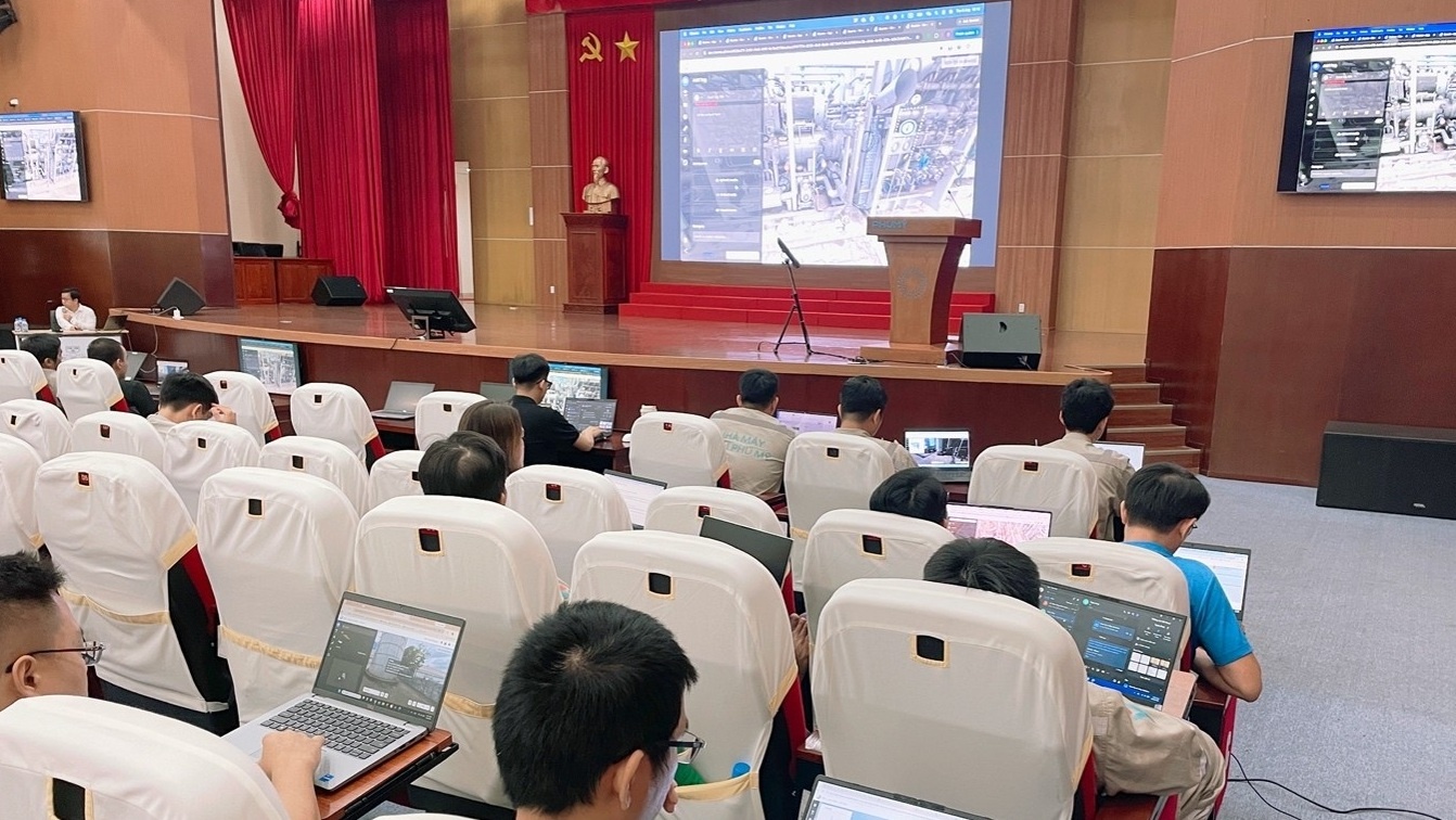 Đội ngũ PVFCCo thực hành khai thác không gian nhà máy số, tra cứu thông tin tài sản và làm quen với các chức năng của hệ thống Digital Twin trong buổi đào tạo.