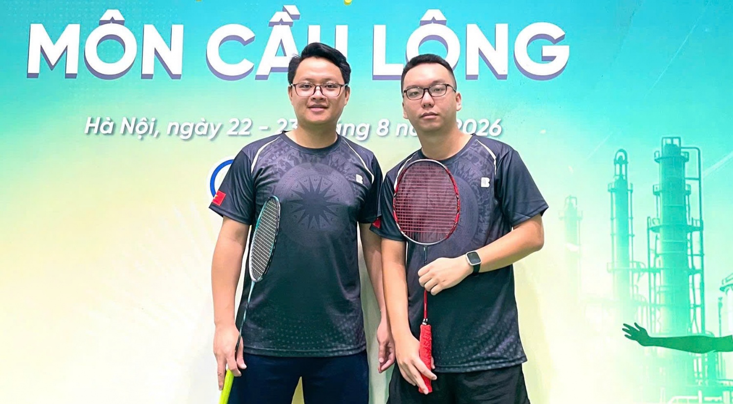 Anh Trần Xuân Nam (bên trái) và anh Hứa Hải Minh thuộc Công đoàn cơ sở Thành viên Viện Dầu khí Việt Nam.