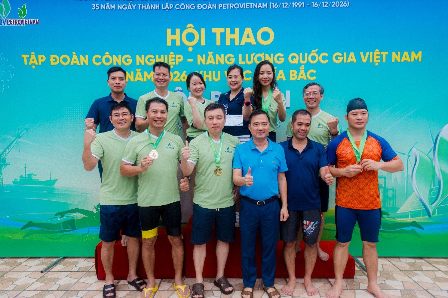 Niềm vui của các VĐV CLB Bơi Bộ máy QL&ĐH sau khi nhận huy chương.