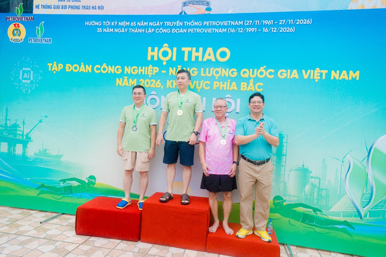 VĐV Bùi Huy Tân và VĐV Ngô Anh Hiền nhận Huy chương Vàng và Huy chương Bạc nội dung 50m nam lứa tuổi từ 51 trở lên.