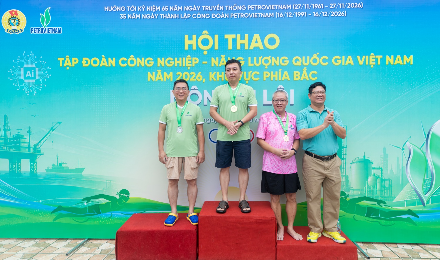 Đội bơi đơn nam Bộ máy QL&ĐH PETROVIETNAM vinh dự giành Huy chương Vàng và Huy chương Bạc nội dung 50m nam lứa tuổi từ 51 trở lên.
