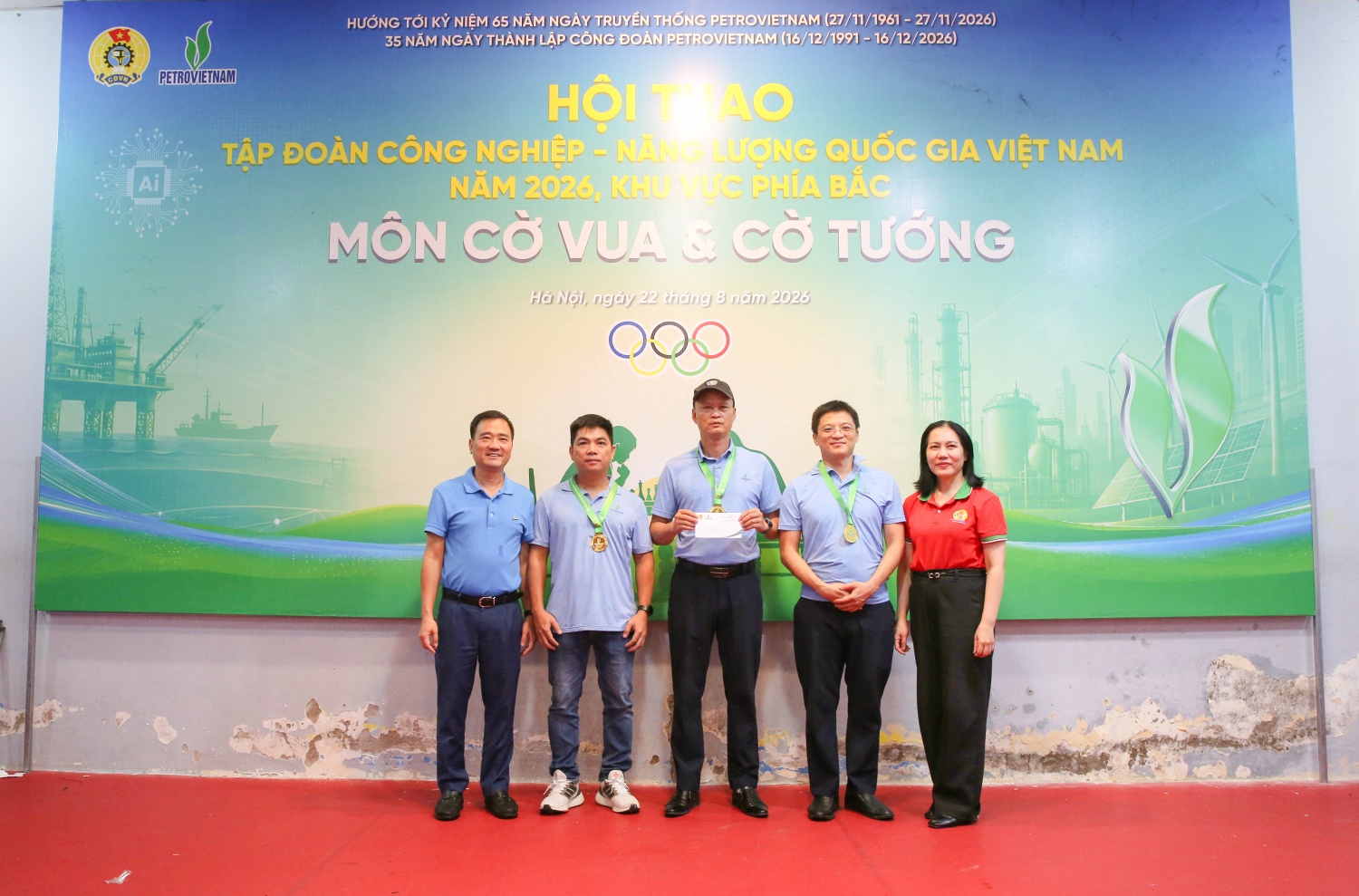Phó Chủ tịch Công đoàn PETROVIETNAM Vũ Anh Tuấn trao giải Nhất nội dung đồng đội Cờ tướng cho đội BSR