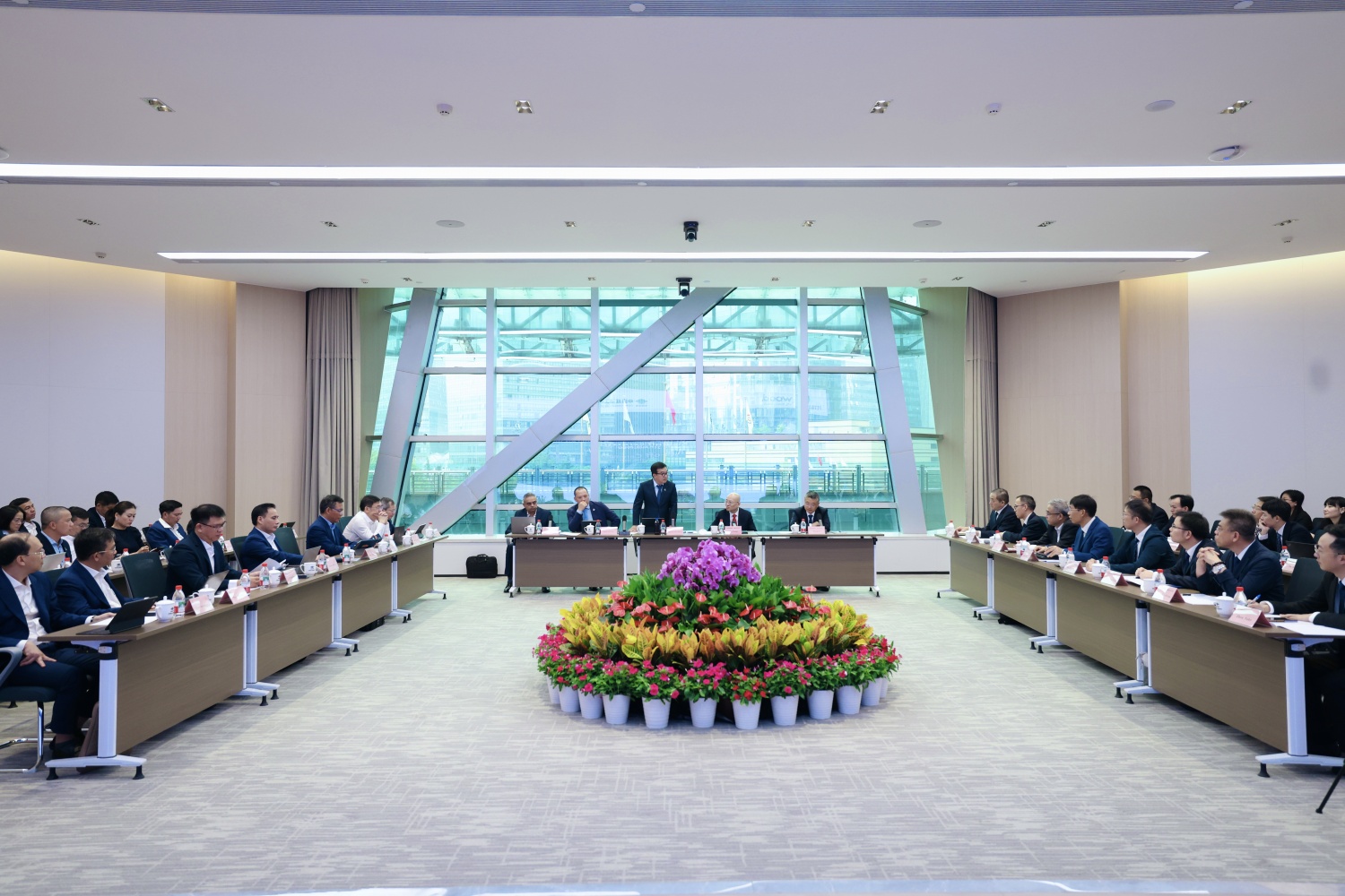 Đại diện BSR, ông Nguyễn Việt Thắng - Tổng Giám đốc phát biểu tại buổi họp với đơn vị tư vấn, liên danh nhà thầu thực hiện dự án.