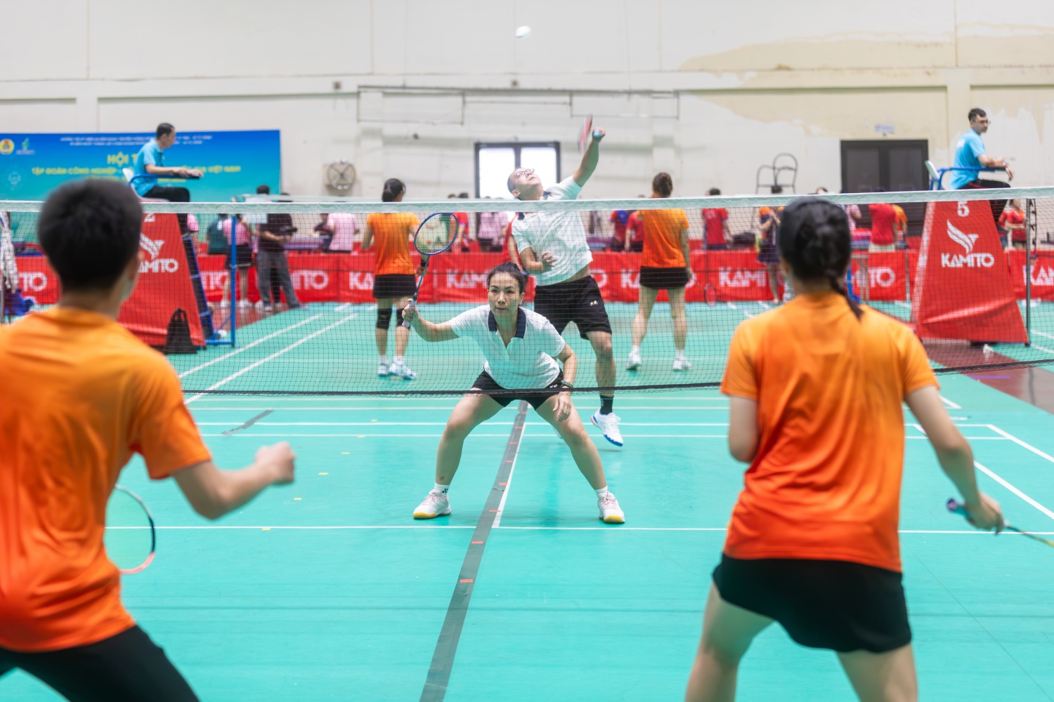 Các vận động viên môn cầu lông thi đấu hết mình trong từng trận đấu.