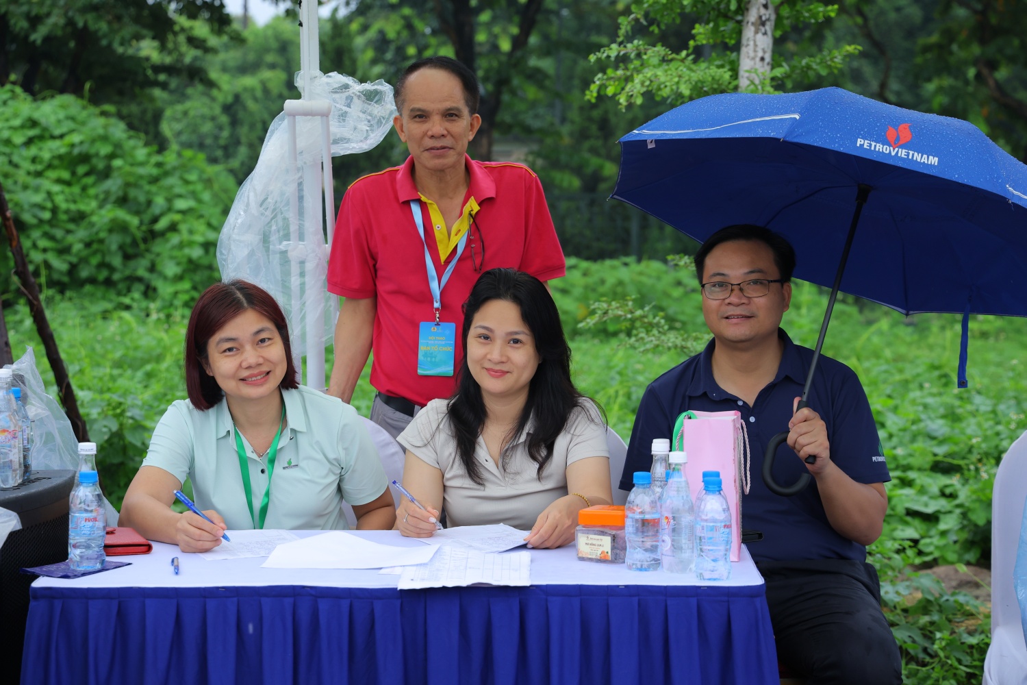 Ban tổ chức Hội thao PETROVIETNAM năm 2026 đồng hành cùng các vận động viên.