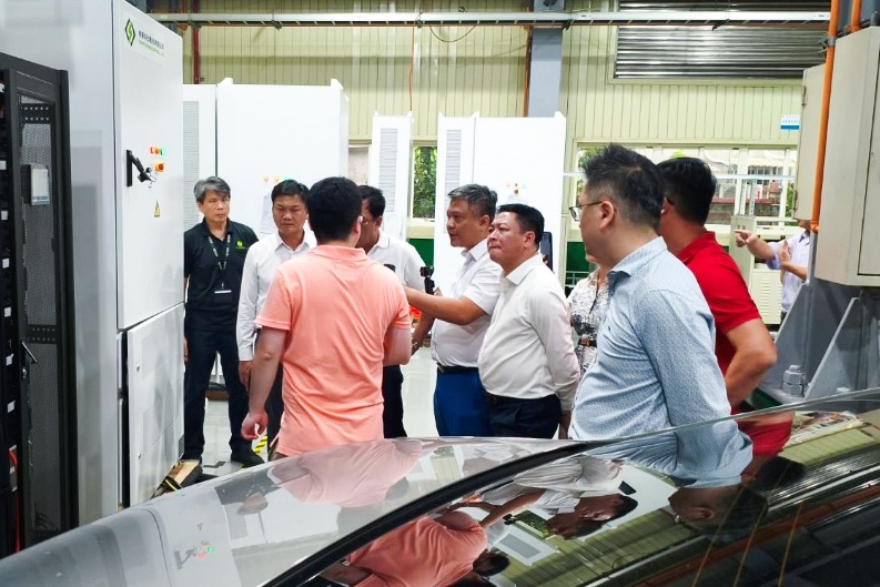 Đoàn công tác của PV Power tham qua dây chuyền sản xuất tế bào pin