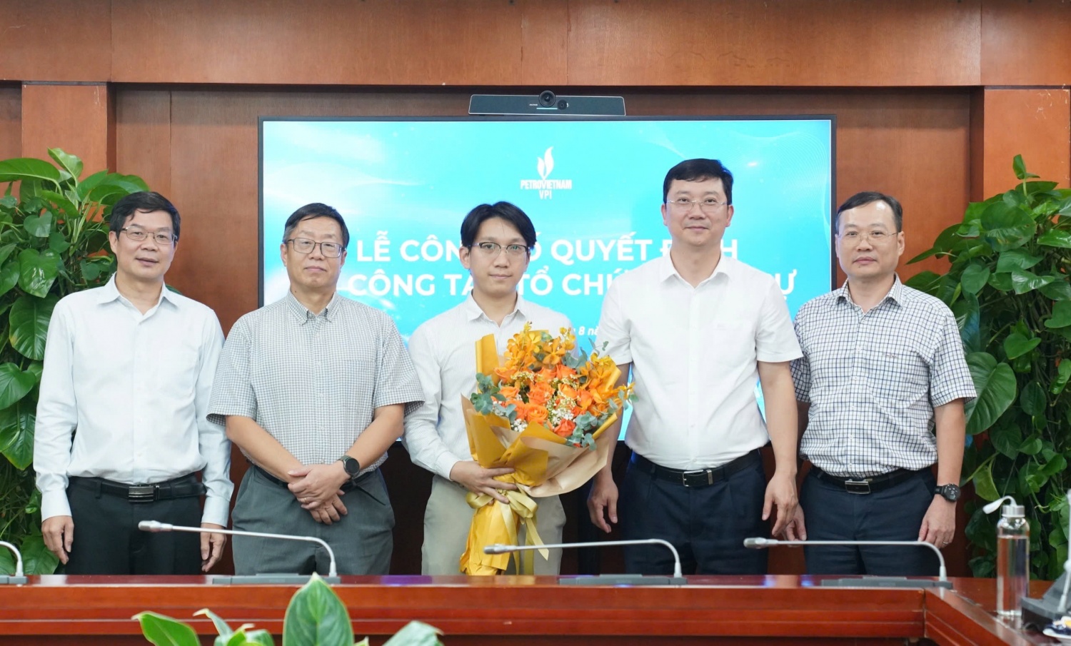 Lãnh đạo VPI, Ban Công nghệ số chúc mừng ông Nguyễn Anh Tuấn.
