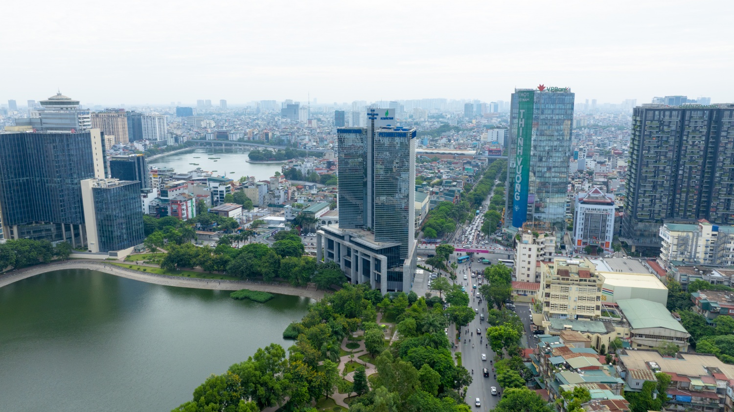 Ngày 29/8/2006, Thủ tướng Chính phủ ban hành Quyết định số 198/2006/QĐ-TTg phê duyệt Đề án hình thành Tập đoàn Dầu khí Quốc gia Việt Nam và Quyết định số 199/2006/QĐ-TTg thành lập Công ty mẹ - Tập đoàn Dầu khí Việt Nam. Đây là dấu mốc quan trọng, đánh dấu bước chuyển mình của PETROVIETNAM sang mô hình tập đoàn kinh tế nhà nước.