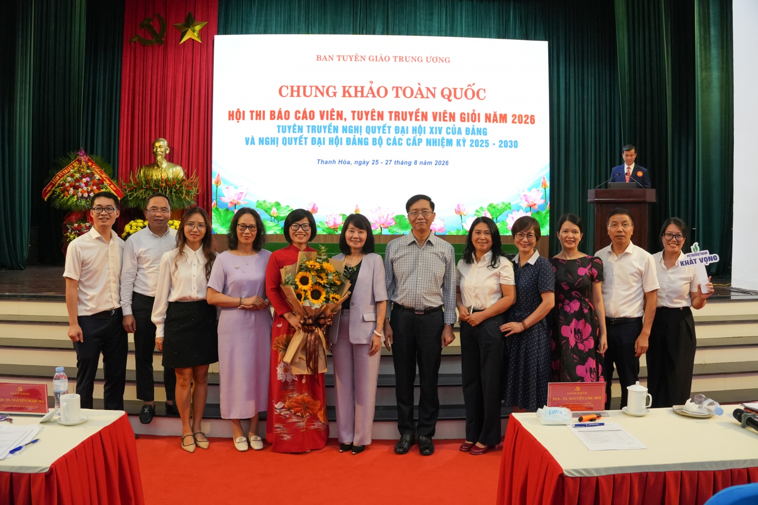 Phó Bí thư chuyên trách Đảng ủy Bộ Tài chính Nguyễn Thị Thu Lan và Phó Bí thư Thường trực Đảng ủy PETROVIETNAM Trần Quang Dũng cùng các cán bộ Tập đoàn cổ vũ, động viên tinh thần cho đồng chí Nguyễn Thị Hoa tại Hội thi.