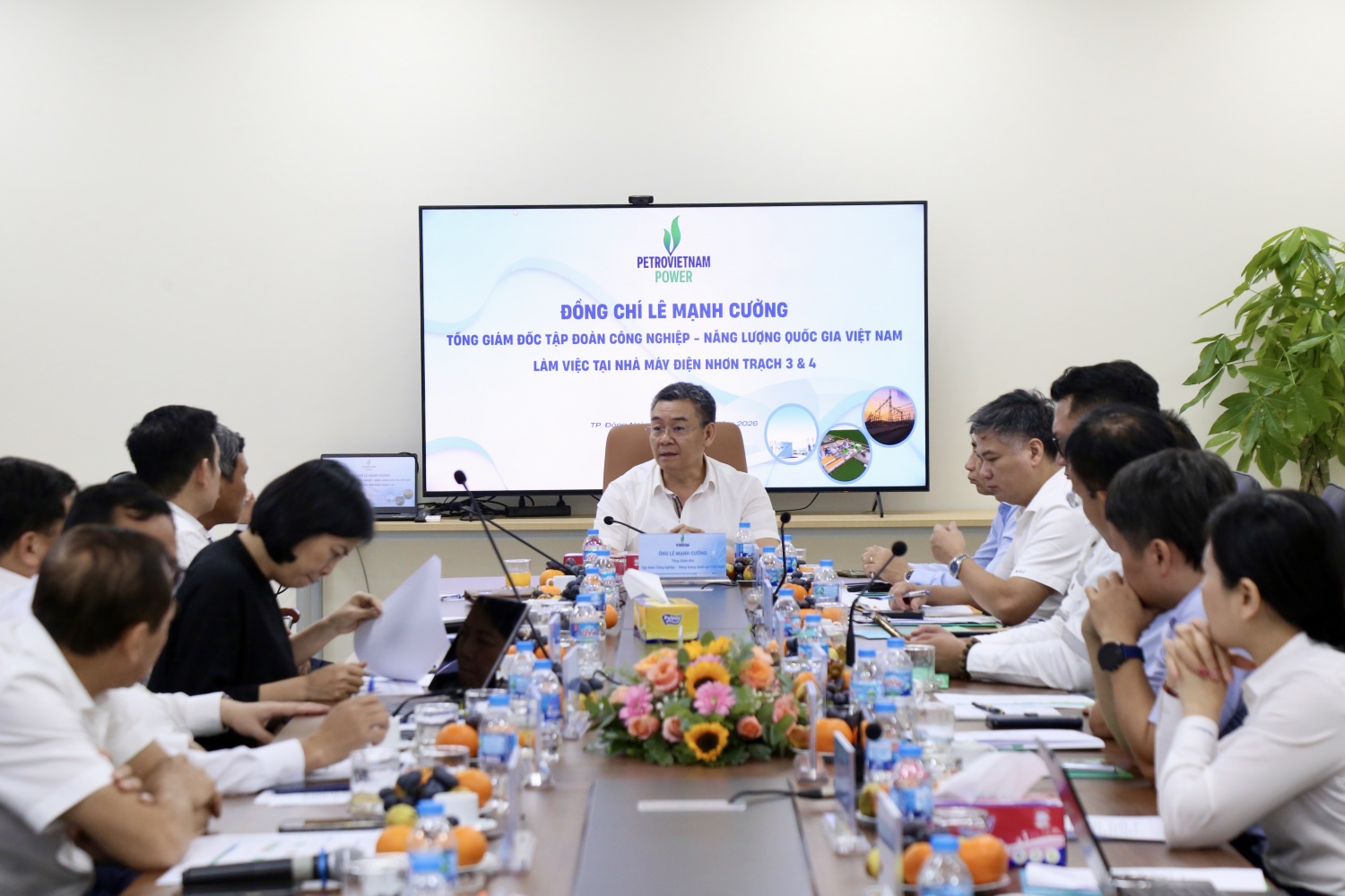 Tổng Giám đốc PETROVIETNAM Lê Mạnh Cường chủ trì buổi làm việc tại Nhà máy Điện Nhơn Trạch 3&4.