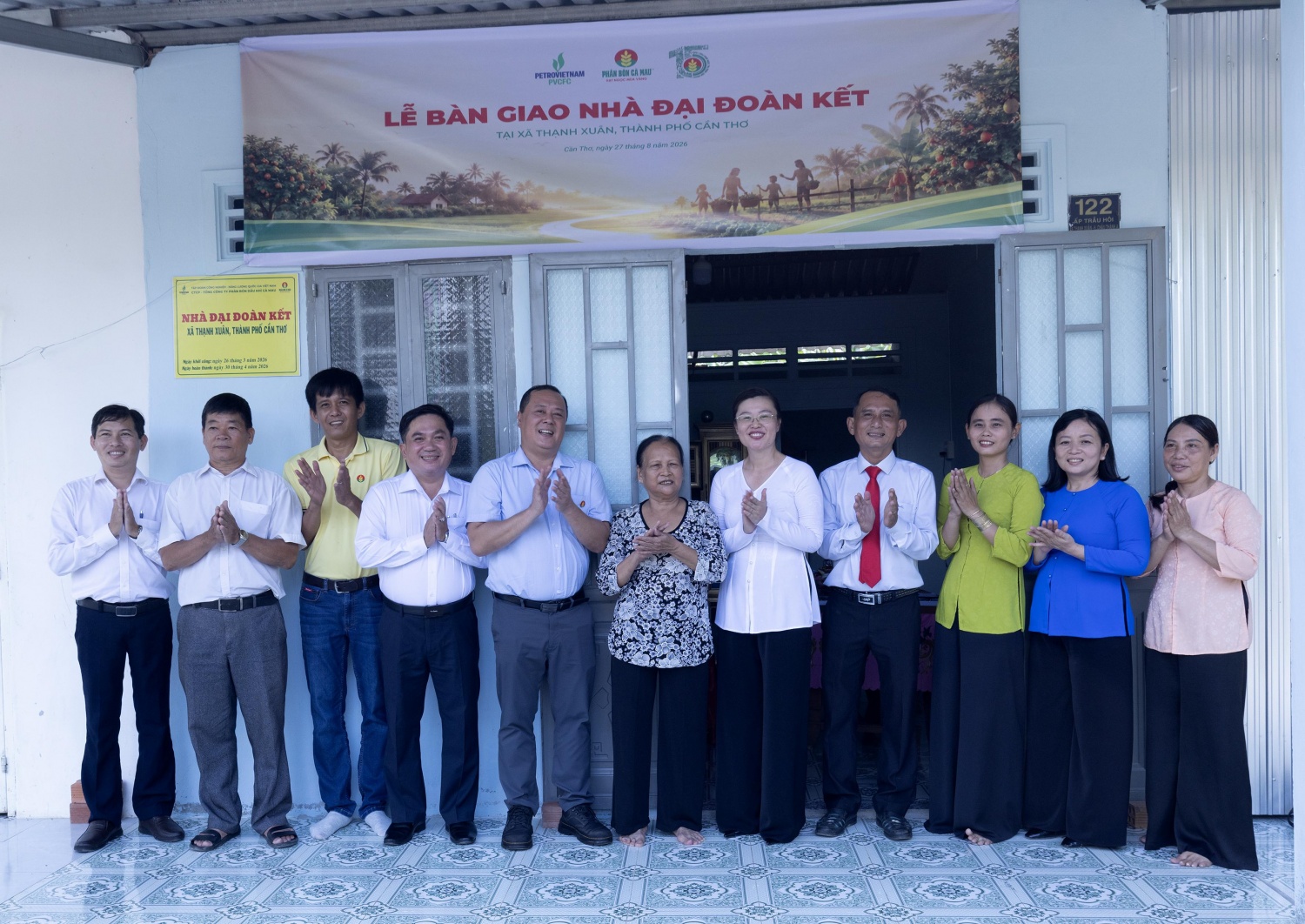Lãnh đạo địa phương và đại diện Phân bón Cà Mau thăm, chung vui cùng gia đình trong ngày nhận nhà mới.