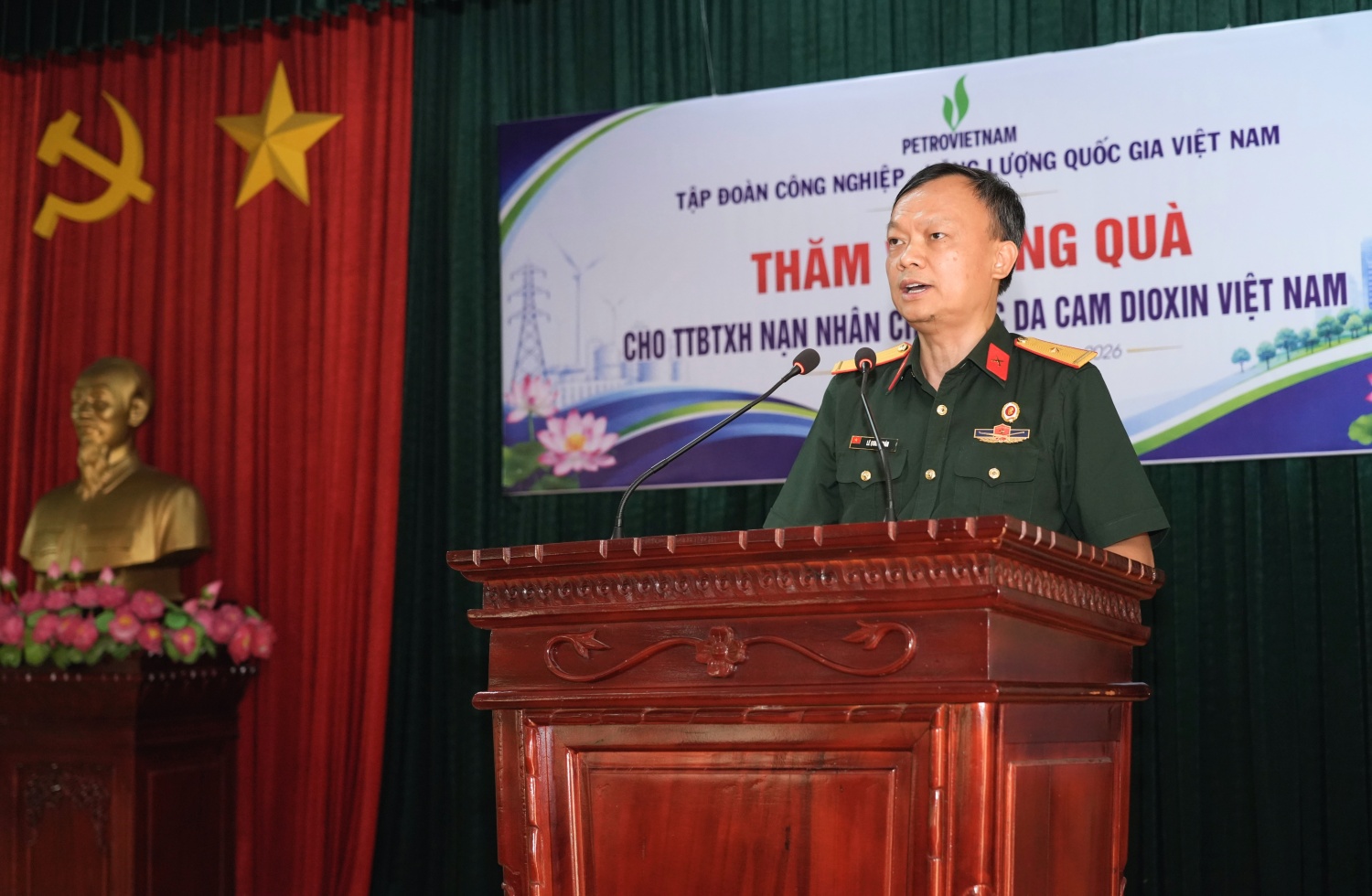 Đồng chí Lê Quang Toán, Phó Chủ tịch Hội CCB Tập đoàn, Chủ tịch Hội CCB Bộ máy QL&ĐH PETROVIETNAM bày tỏ sự đồng cảm với những khó khăn, mất mát mà các nạn nhân và gia đình đang phải đối mặt