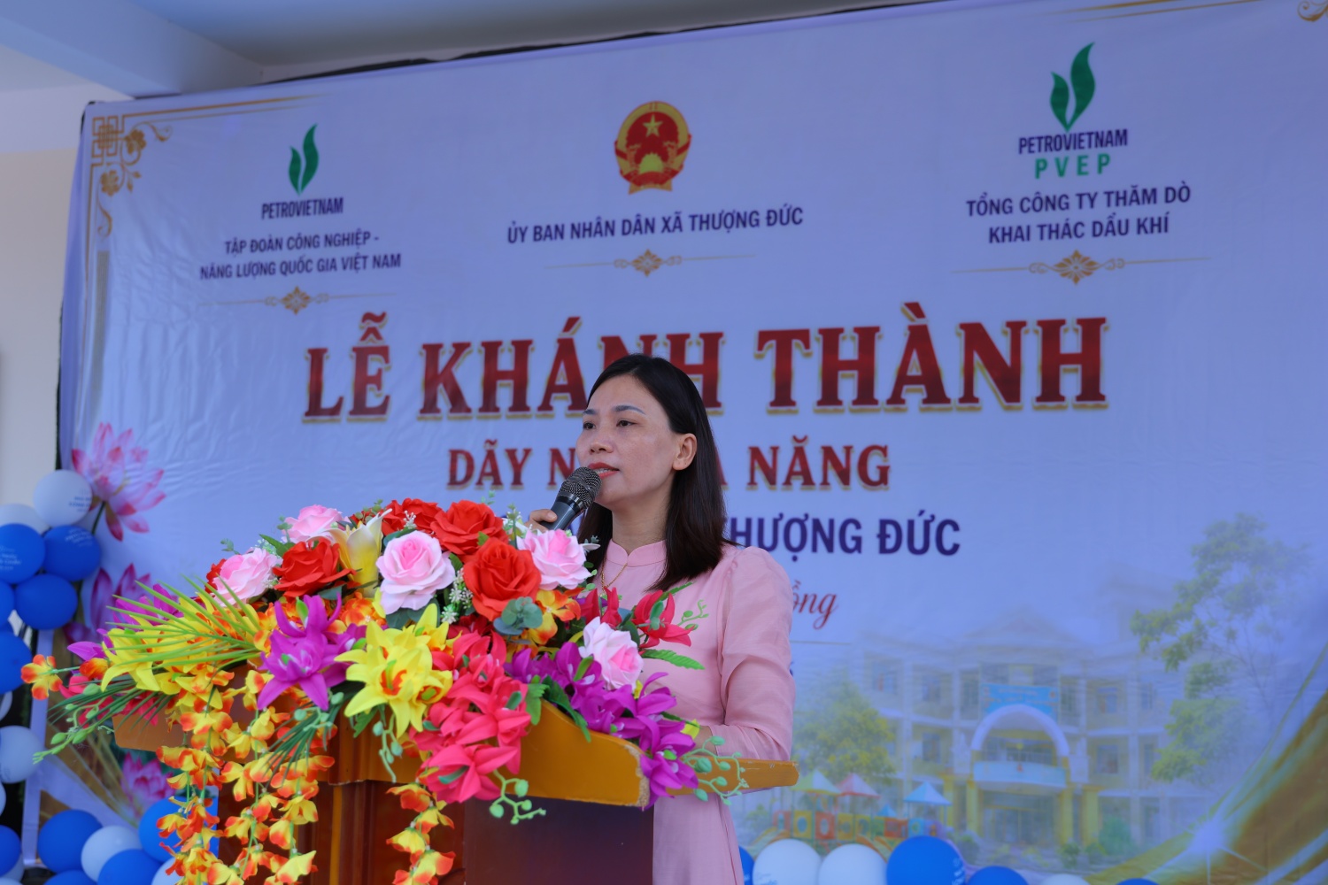 Bà Phạm Thị Minh Diệu - Hiệu trưởng Trường Mầm non Thượng Đức cảm ơn sự đồng hành của PETROVIETNAM và PVEP trong việc nâng cấp cơ sở vật chất