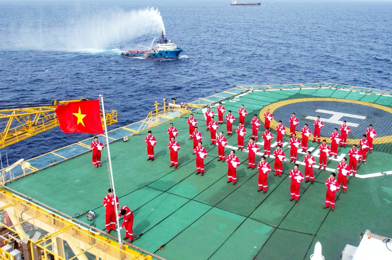Tập thể cán bộ, đảng viên, người lao động PETROVIETNAM quyết tâm thực hiện thắng lợi các mục tiêu đề ra, tiếp tục khẳng định vị thế Tập đoàn kinh tế hàng đầu đất nước.