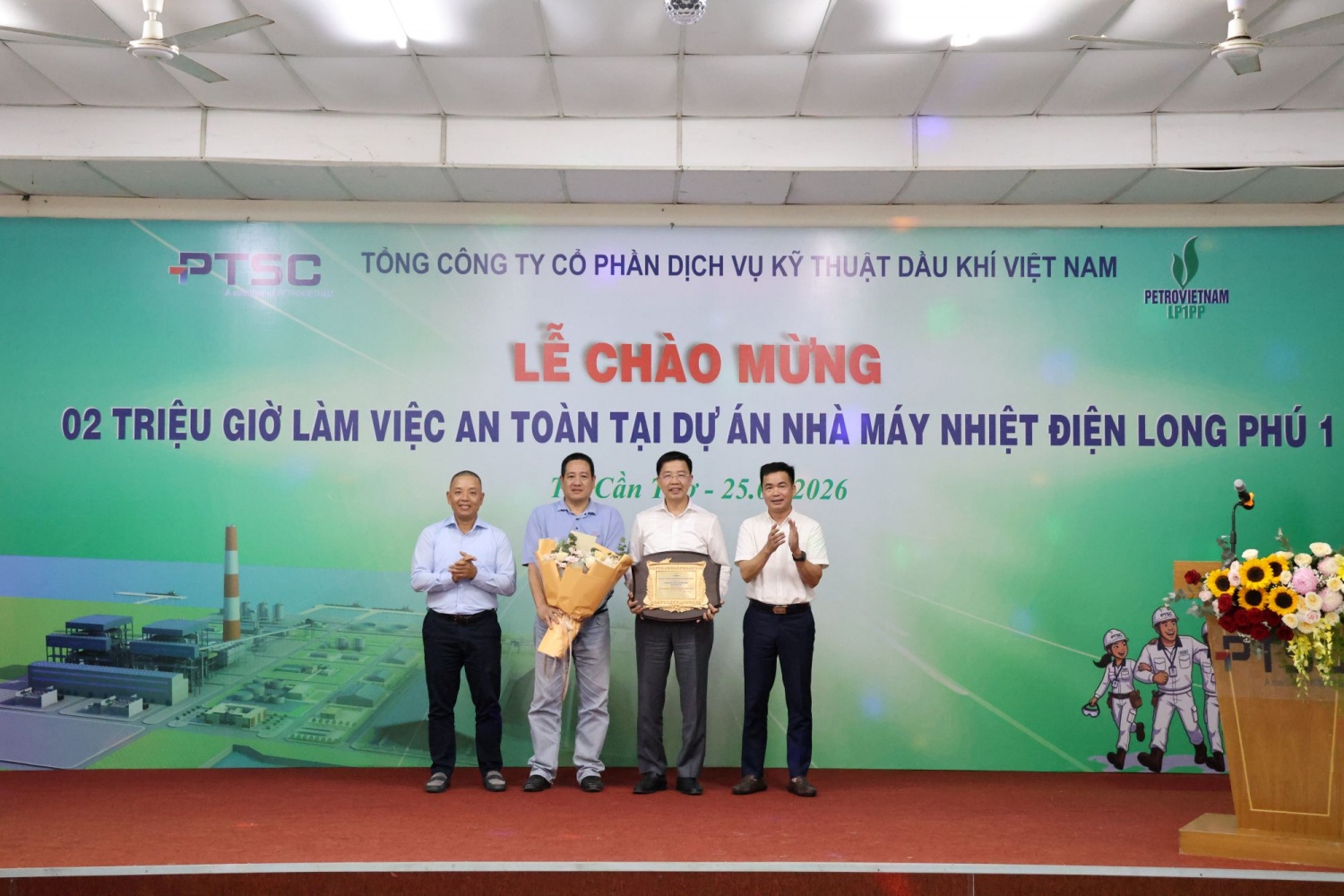 Chủ đầu tư trao kỷ niệm chương ghi nhận PTSC đạt mốc 2 triệu giờ làm việc an toàn.