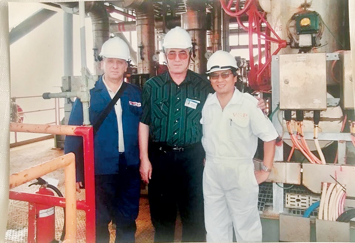 Ông Tofik Mahammadov cùng người bạn thân thiết Trương Ngọc Bích (bìa phải), nguyên Phó Chánh kỹ sư Liên doanh Vietsovpetro kiêm Trưởng ban Điều độ sản xuất