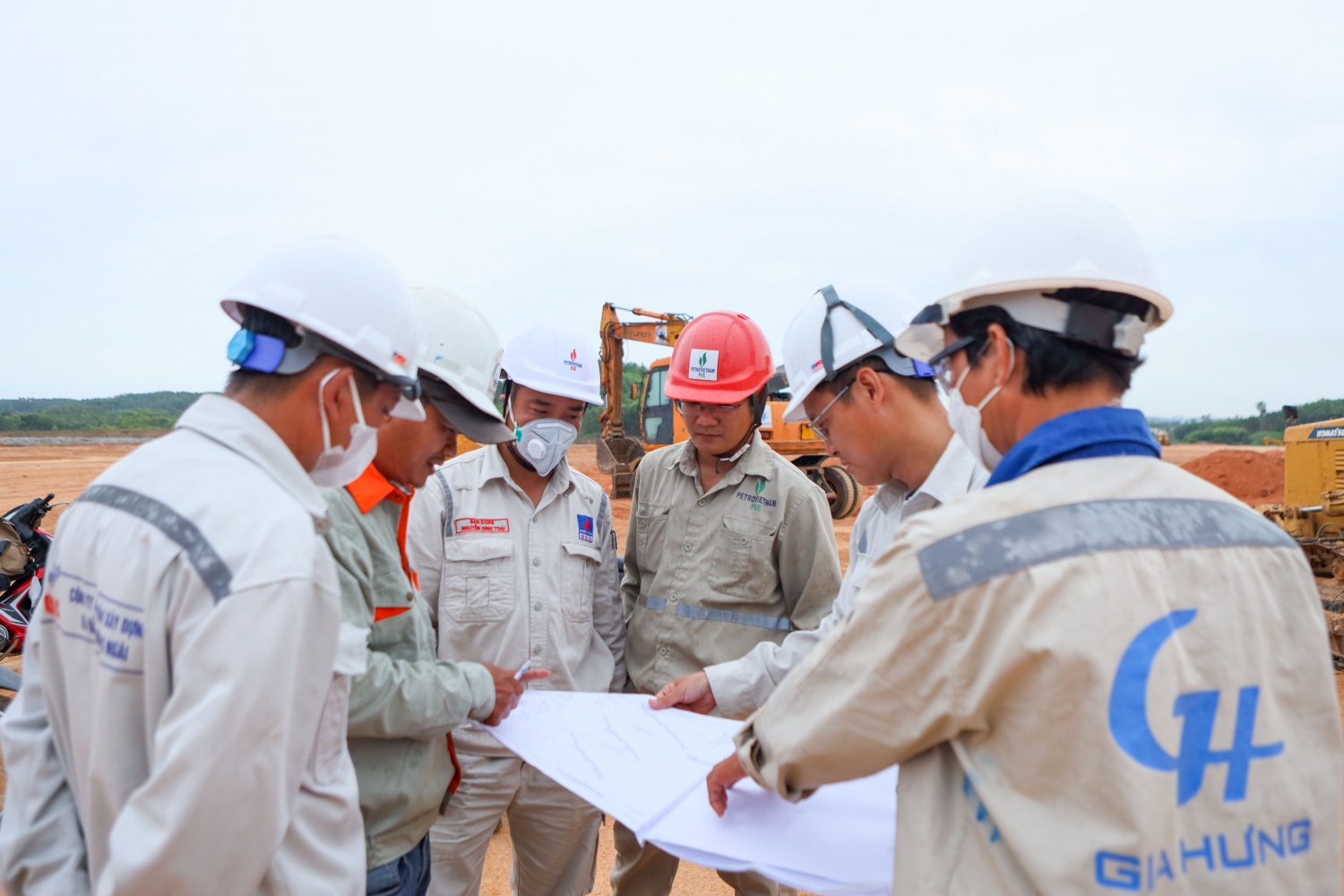 Đại diện chủ đầu tư Tổng Công ty Lọc hoá dầu Việt Nam (BSR) cùng các nhà thầu nghiên cứu, theo dõi tiến độ thực hiện các hạng mục của dự án.