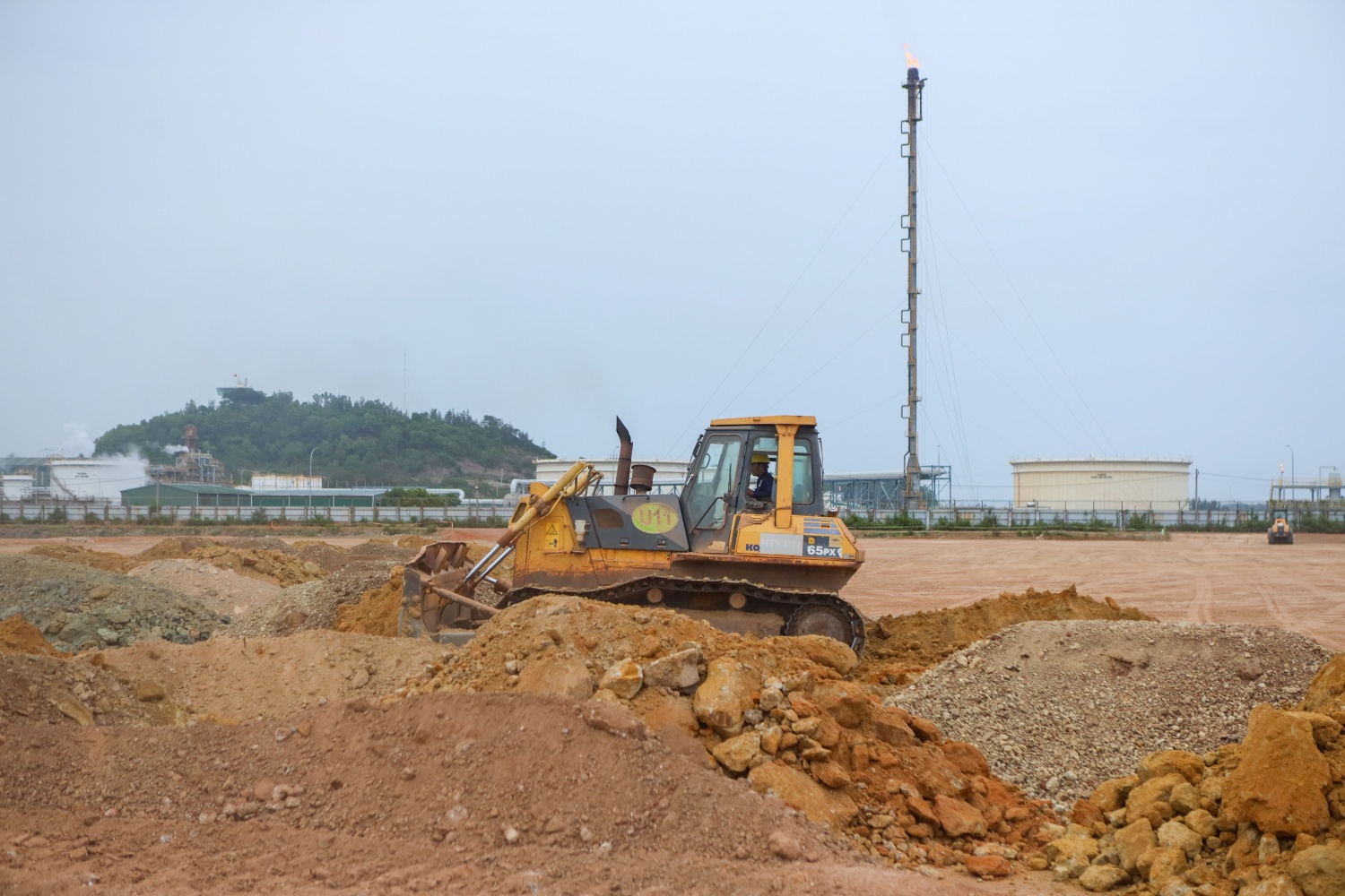 Ông Nguyễn Nam Hải - Phó Giám đốc Ban Điều hành dự án cho biết, tiến độ thi công dự án san lấp mặt bằng đang gặp nhiều khó khăn, vướng mắc do ảnh hưởng từ các mỏ đất phục vụ dự án. Hiện tại, PETROCONS đang tổ chức nhiều mũi thi công đồng thời để duy trì hoạt động vận chuyển đất, san lấp và lu lèn. Bên cạnh đó, đơn vị cũng tổ chức chủ động tìm kiếm, khảo sát các nguồn khai thác vật liệu và các mỏ đất bổ sung, nhằm bảo đảm nguồn vật liệu phục vụ công tác san lấp mặt bằng, đáp ứng yêu cầu tiến độ của dự án.